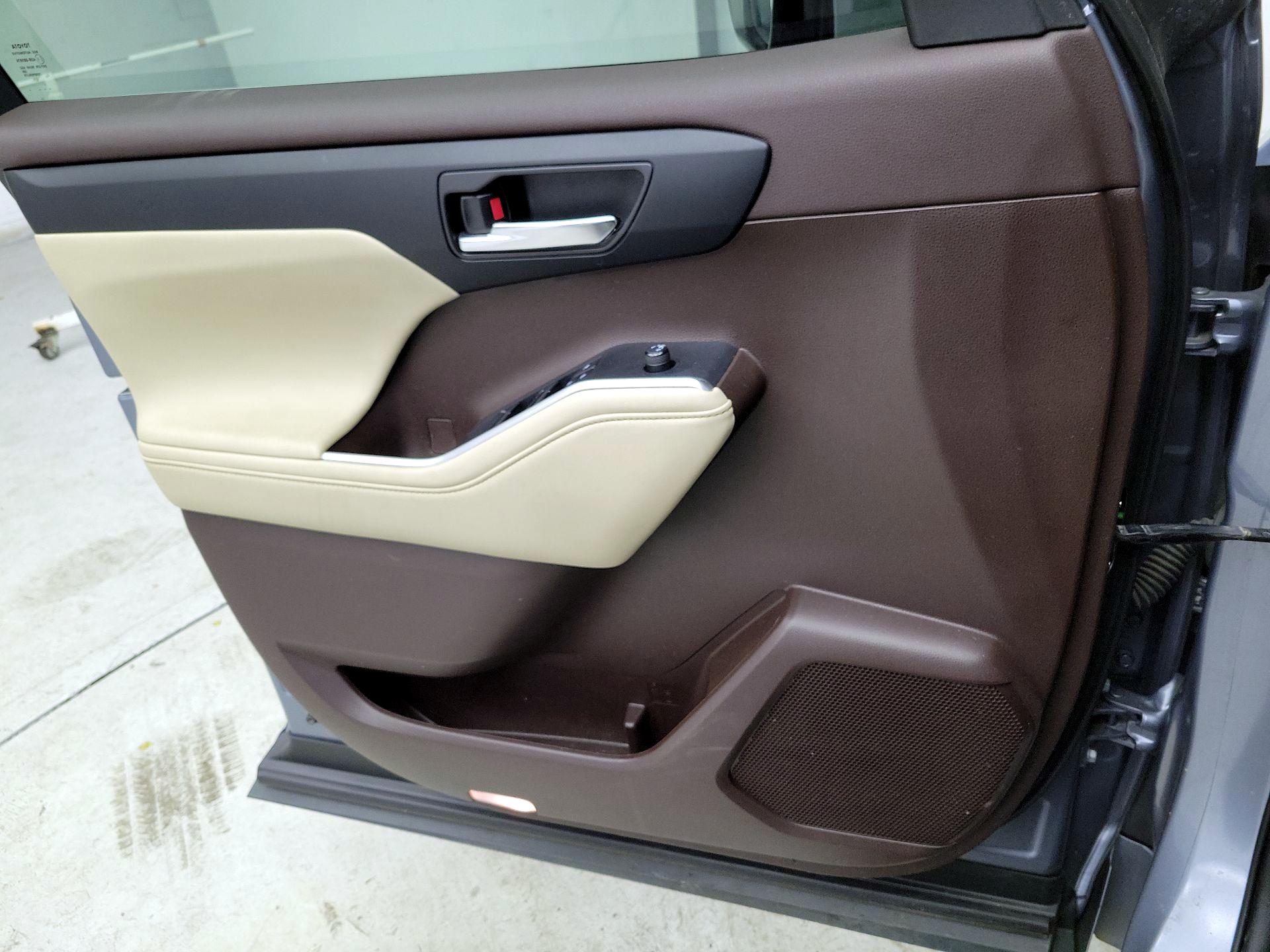 Thumbnail: 2022 Toyota Highlander - 12