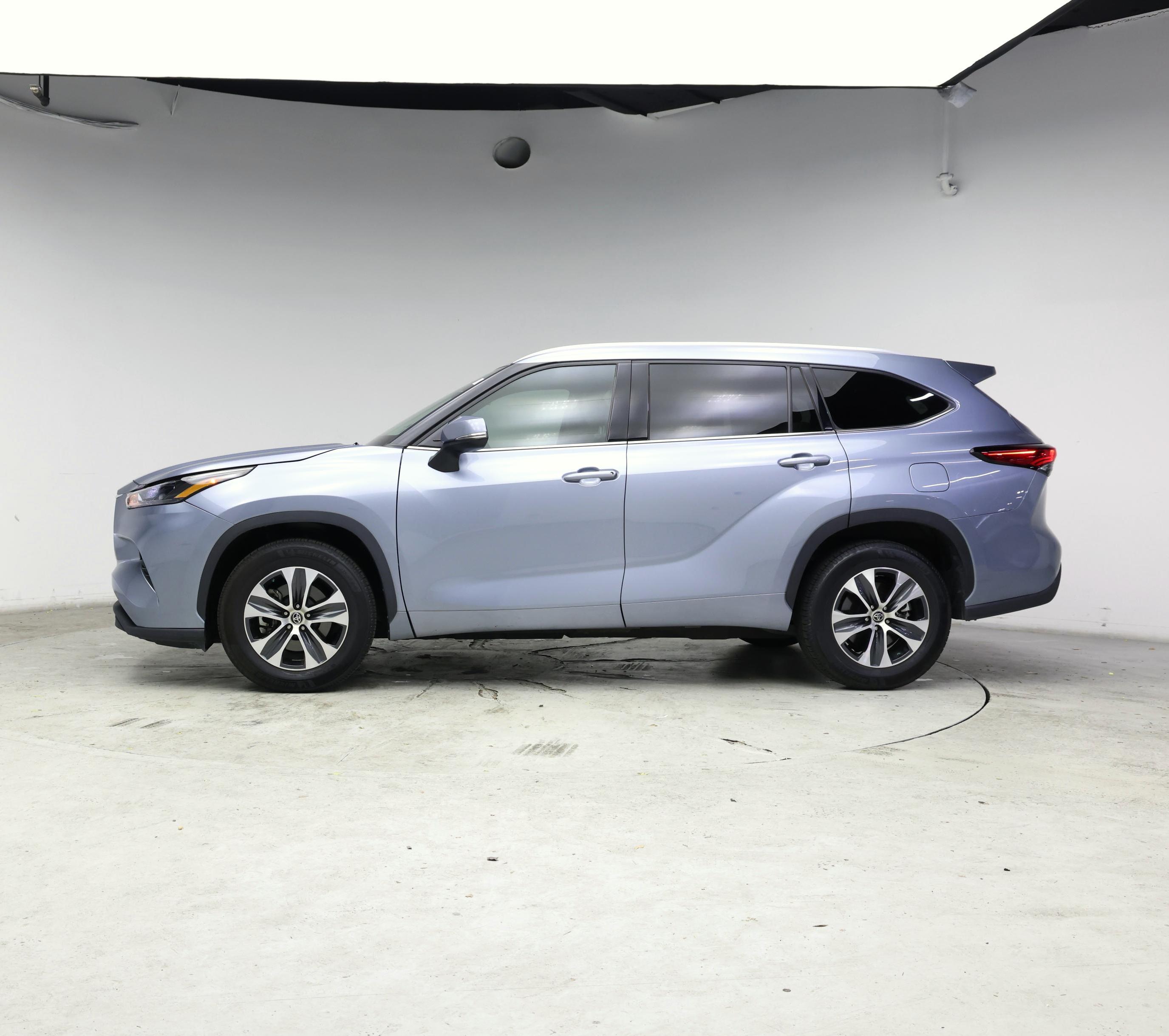 Thumbnail: 2022 Toyota Highlander - 3