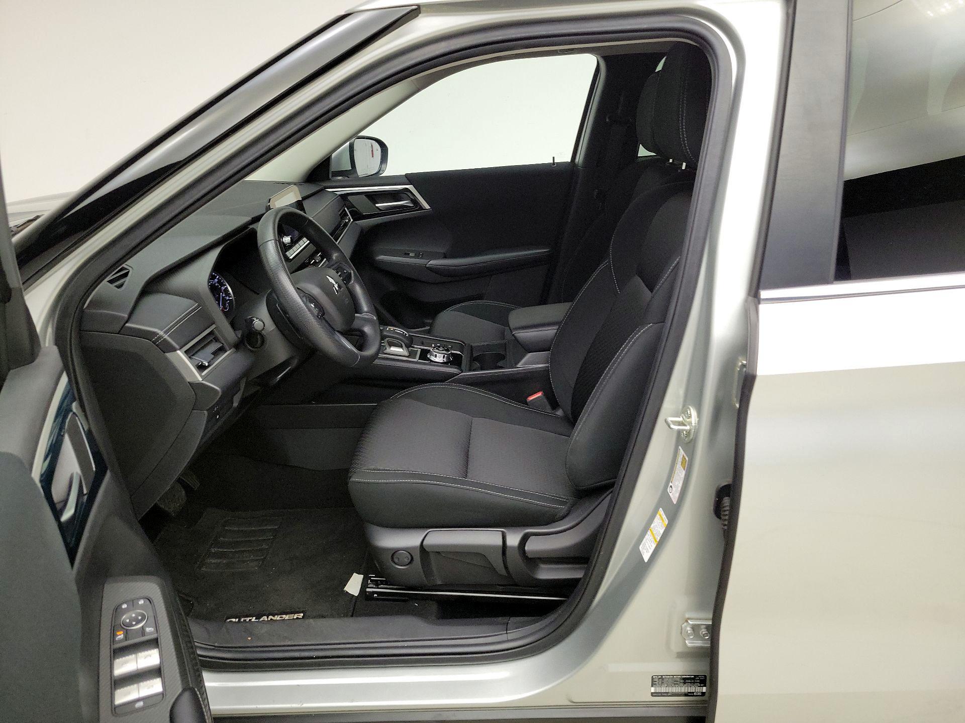 Thumbnail: 2022 Mitsubishi Outlander - 11