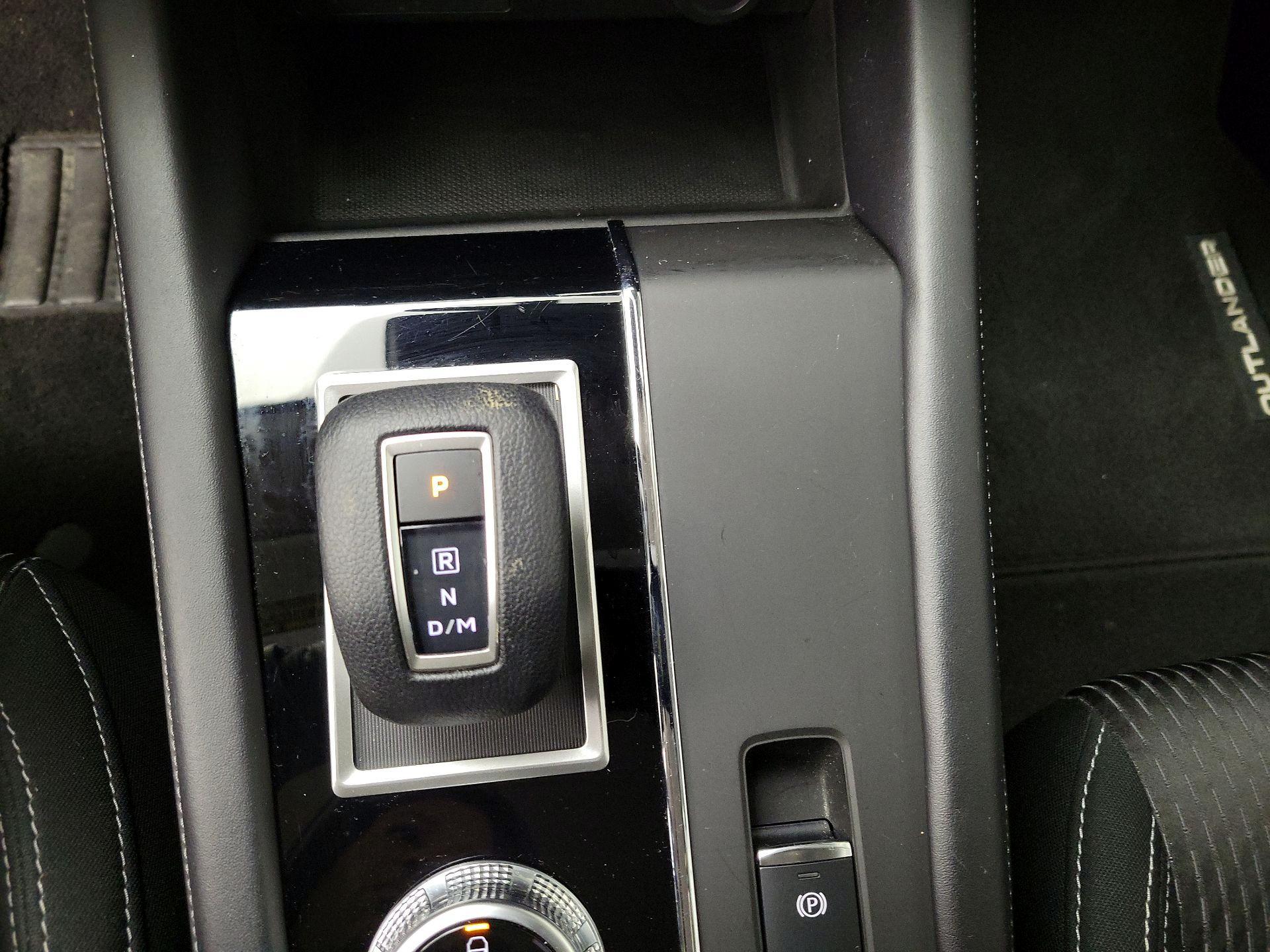 Thumbnail: 2022 Mitsubishi Outlander - 17