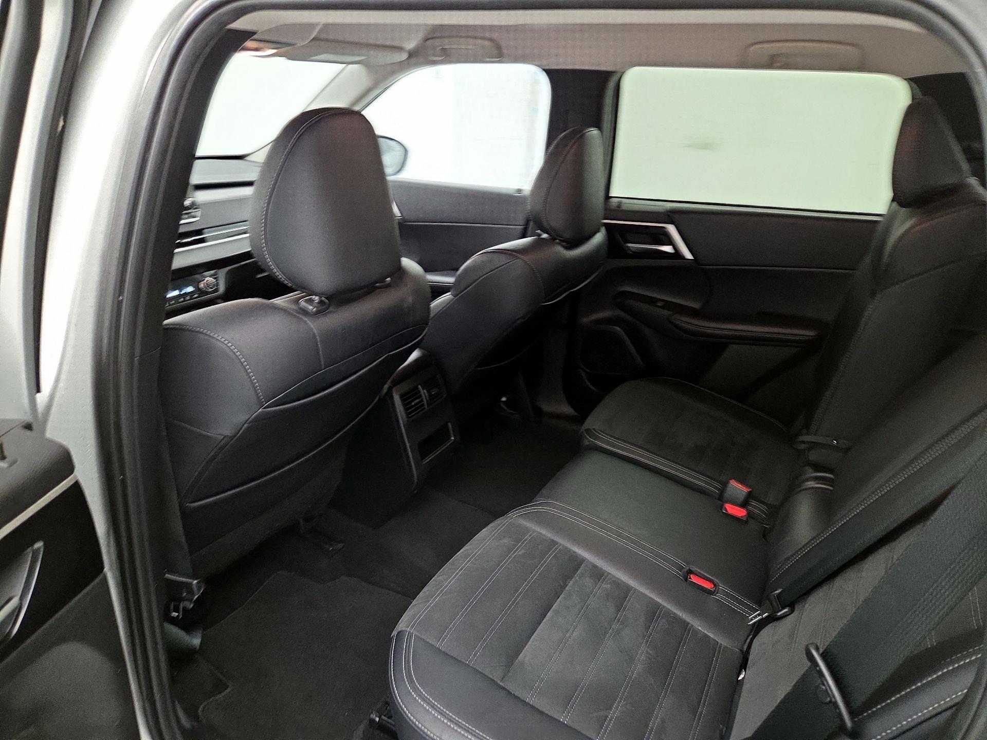 Thumbnail: 2024 Mitsubishi Outlander - 19