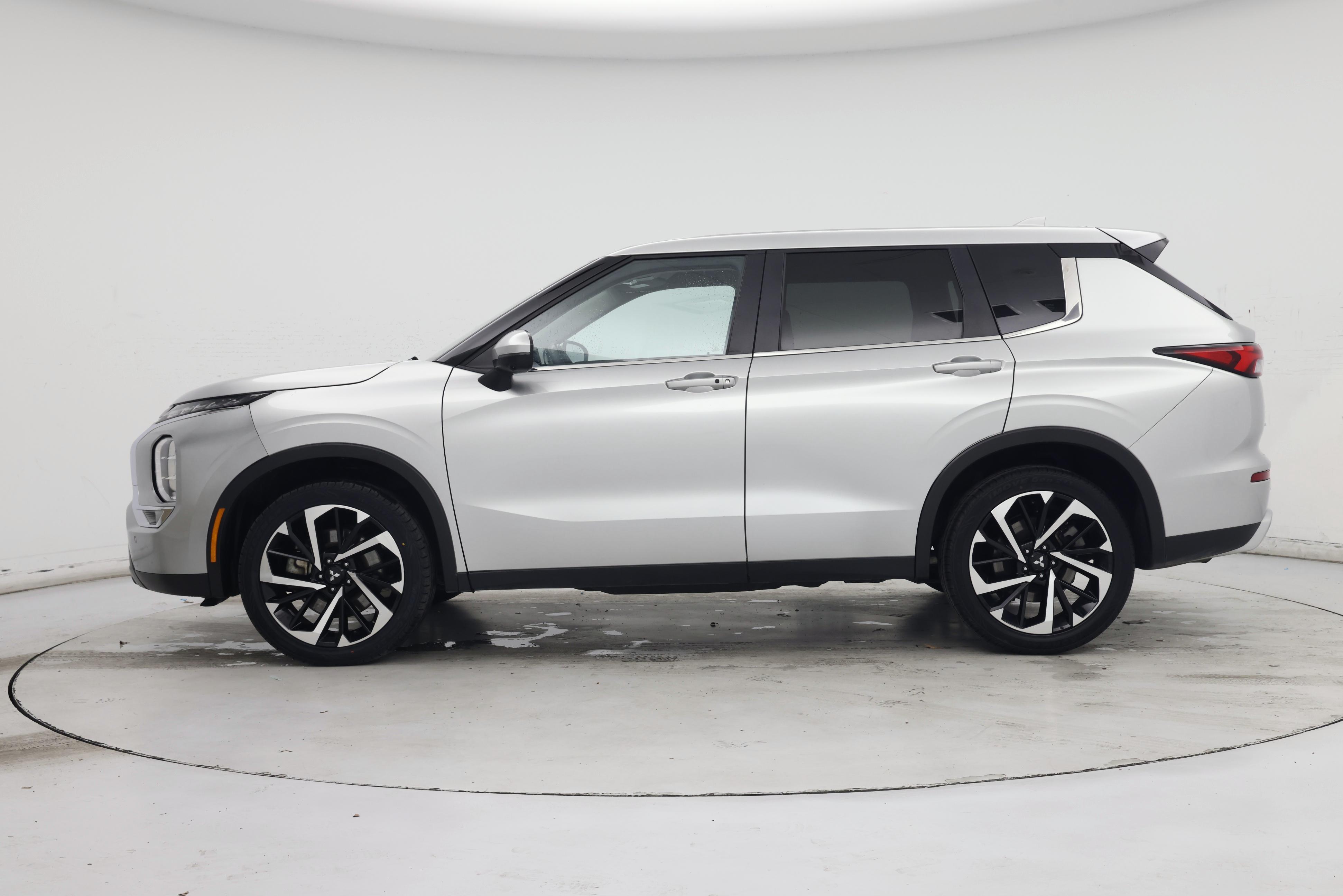 Thumbnail: 2024 Mitsubishi Outlander - 3