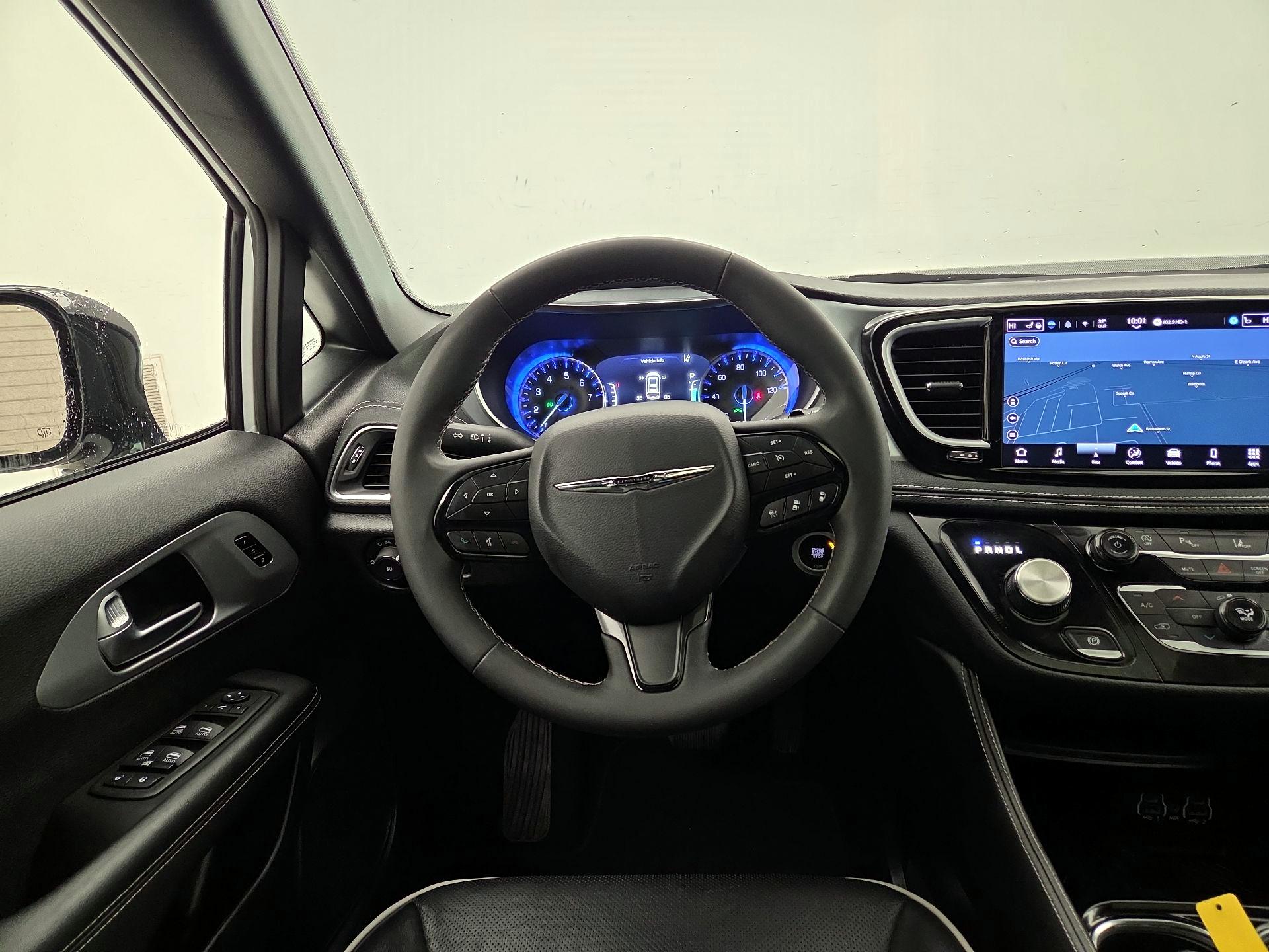 Thumbnail: 2025 Chrysler Pacifica - 10