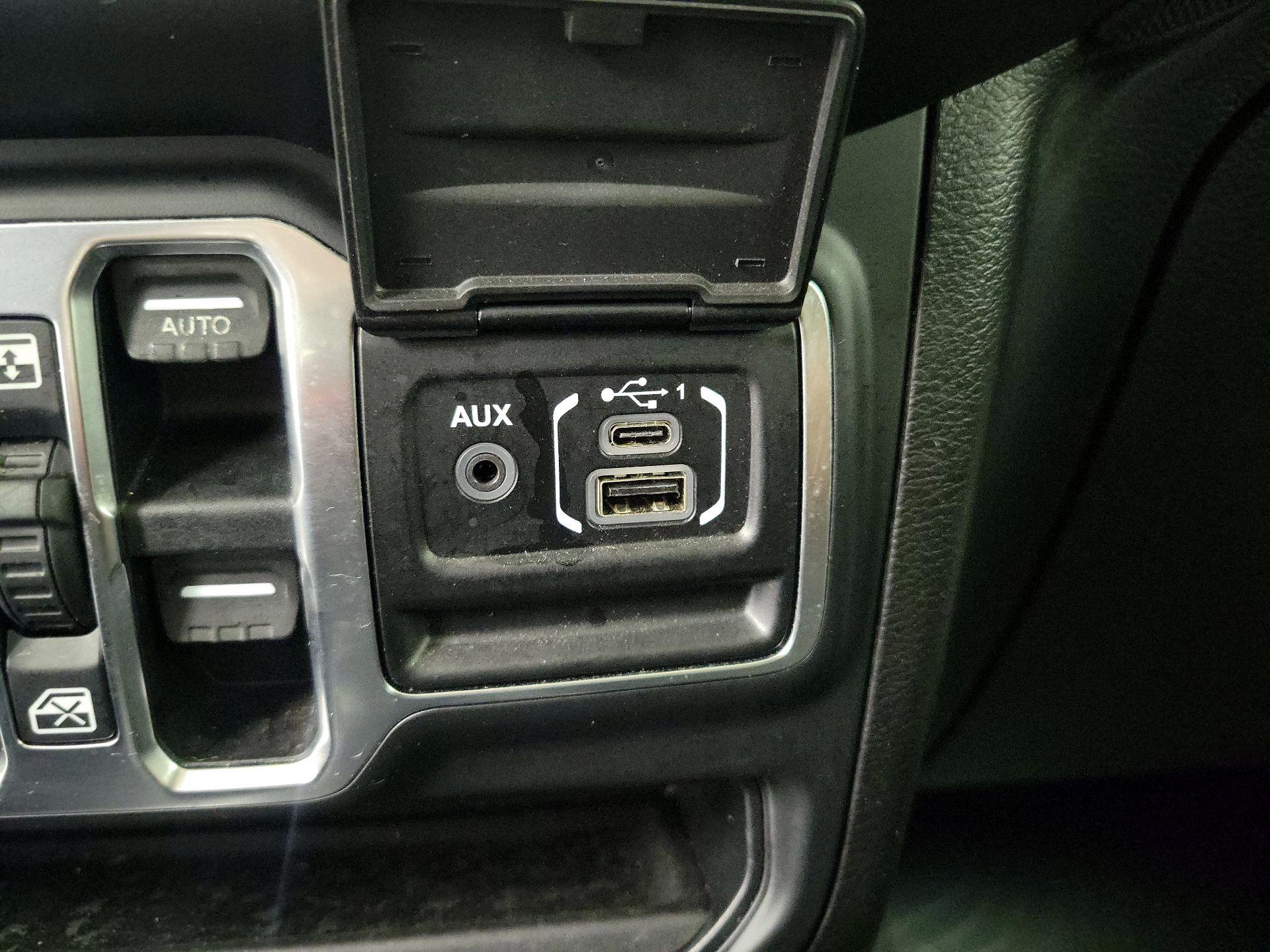 Thumbnail: 2018 Jeep Wrangler - 17