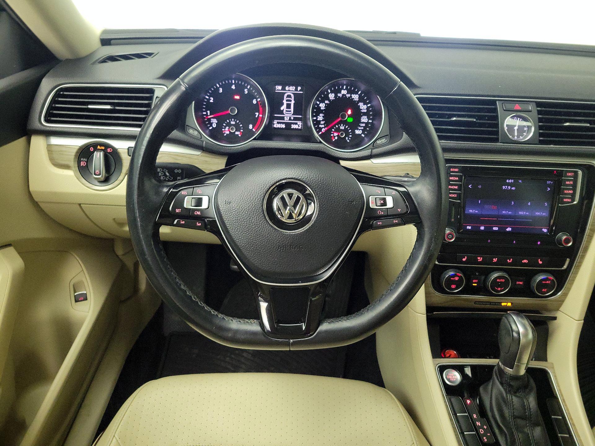 Thumbnail: 2017 Volkswagen Passat - 10