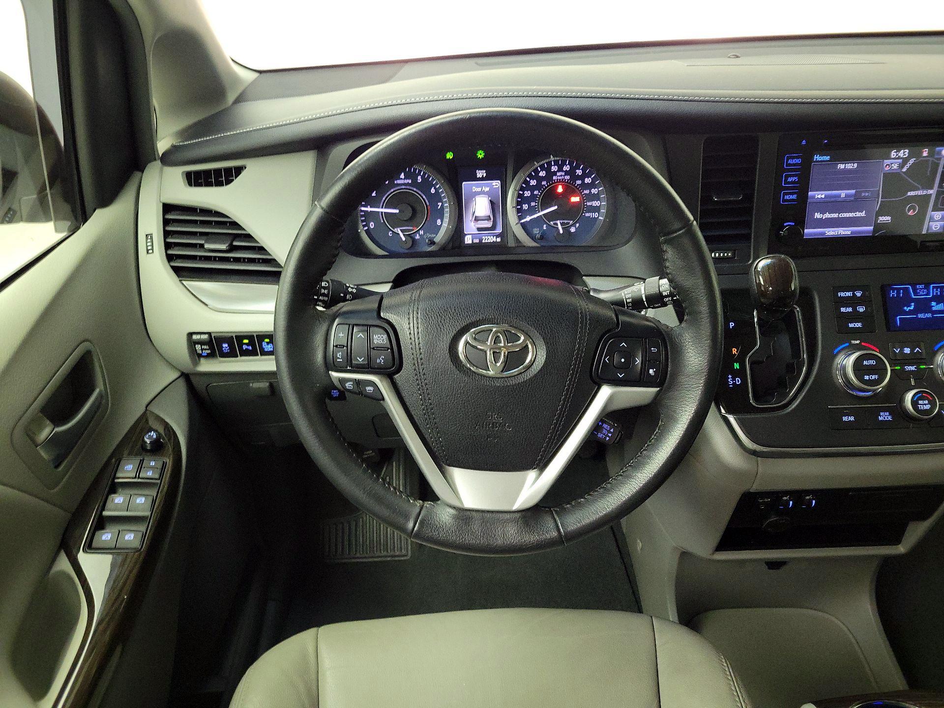 Thumbnail: 2017 Toyota Sienna - 10