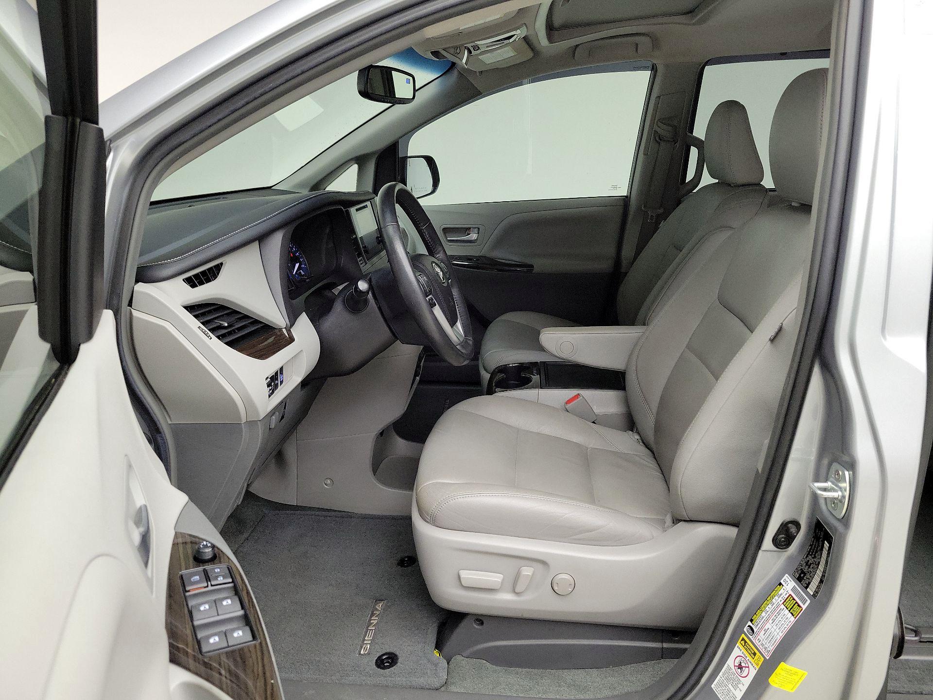 Thumbnail: 2017 Toyota Sienna - 11