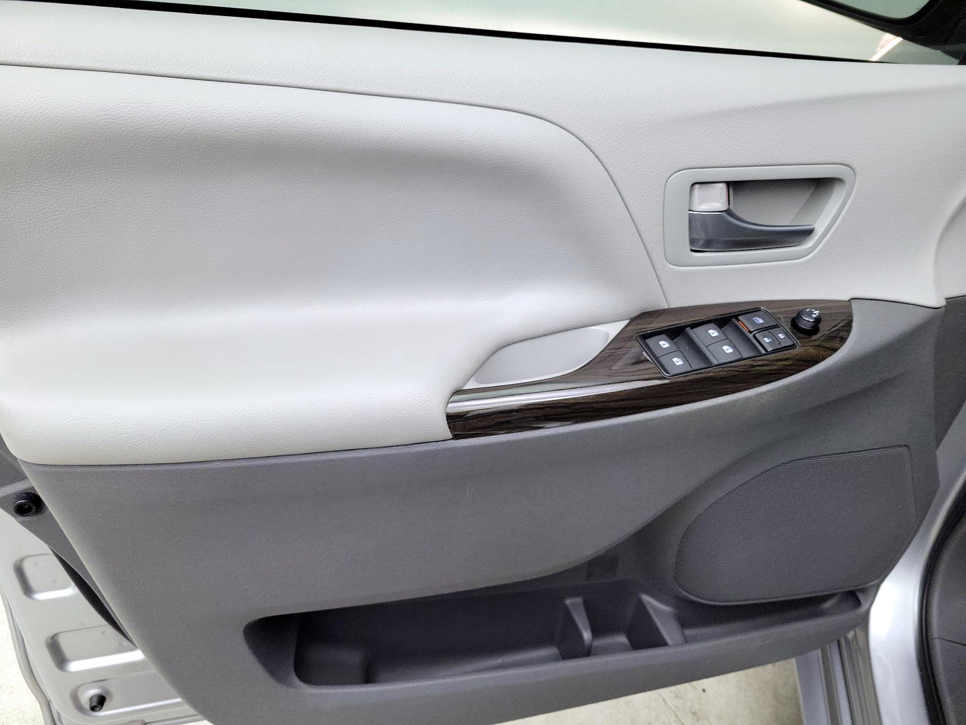 Thumbnail: 2017 Toyota Sienna - 12