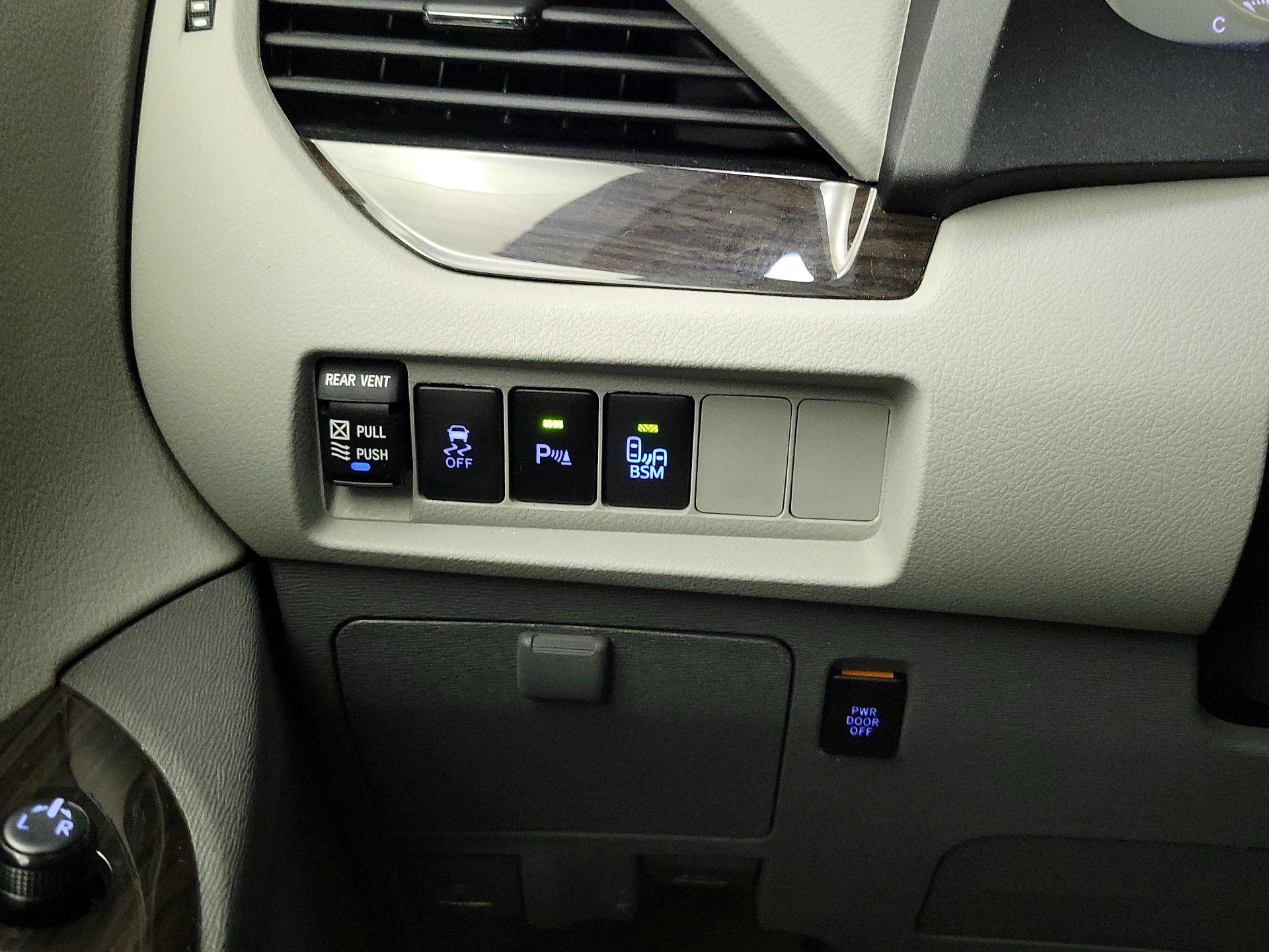 Thumbnail: 2017 Toyota Sienna - 13