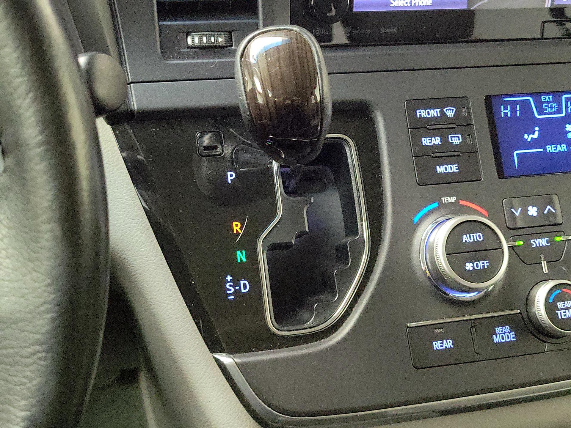 Thumbnail: 2017 Toyota Sienna - 17