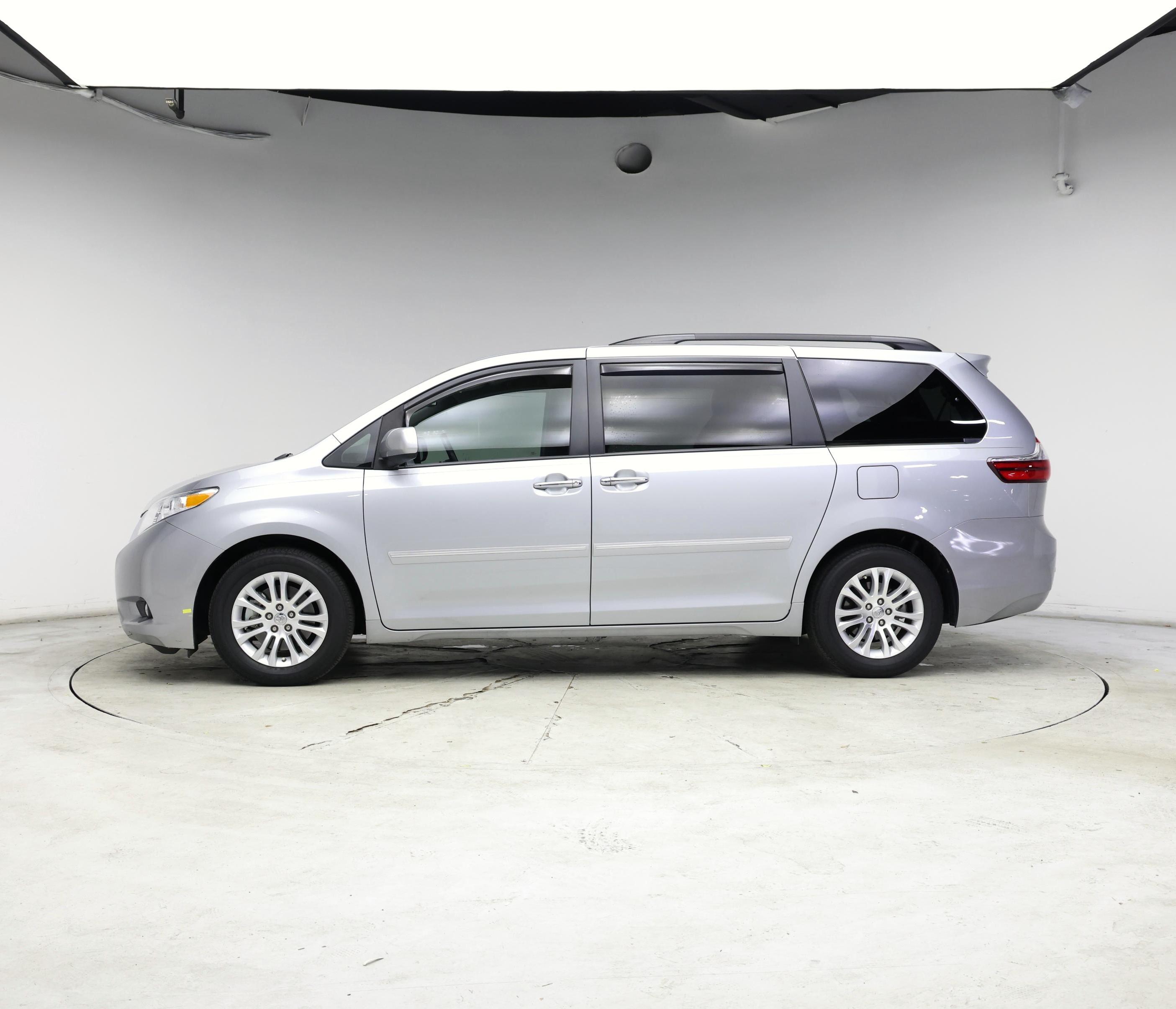 Thumbnail: 2017 Toyota Sienna - 3
