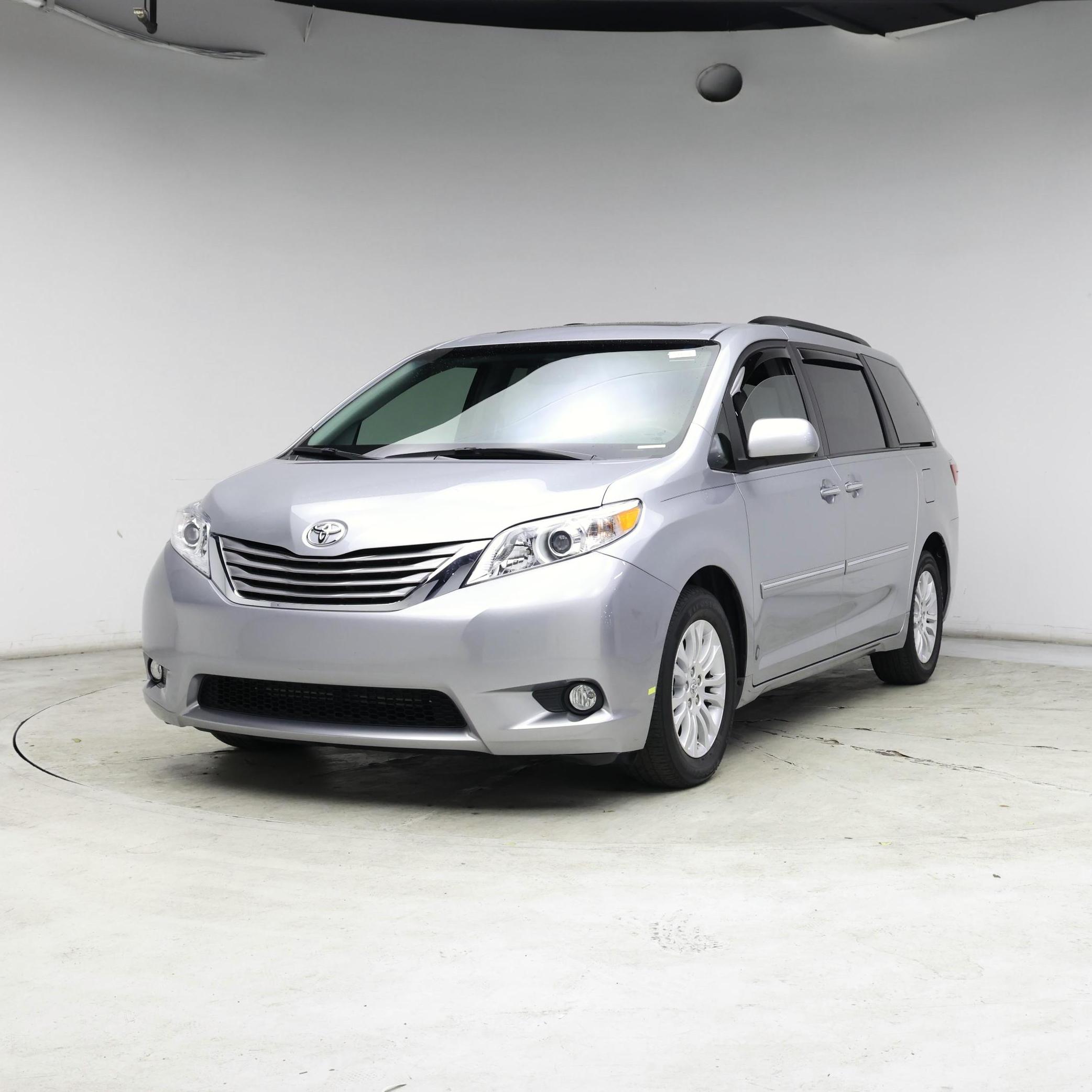 Thumbnail: 2017 Toyota Sienna - 4