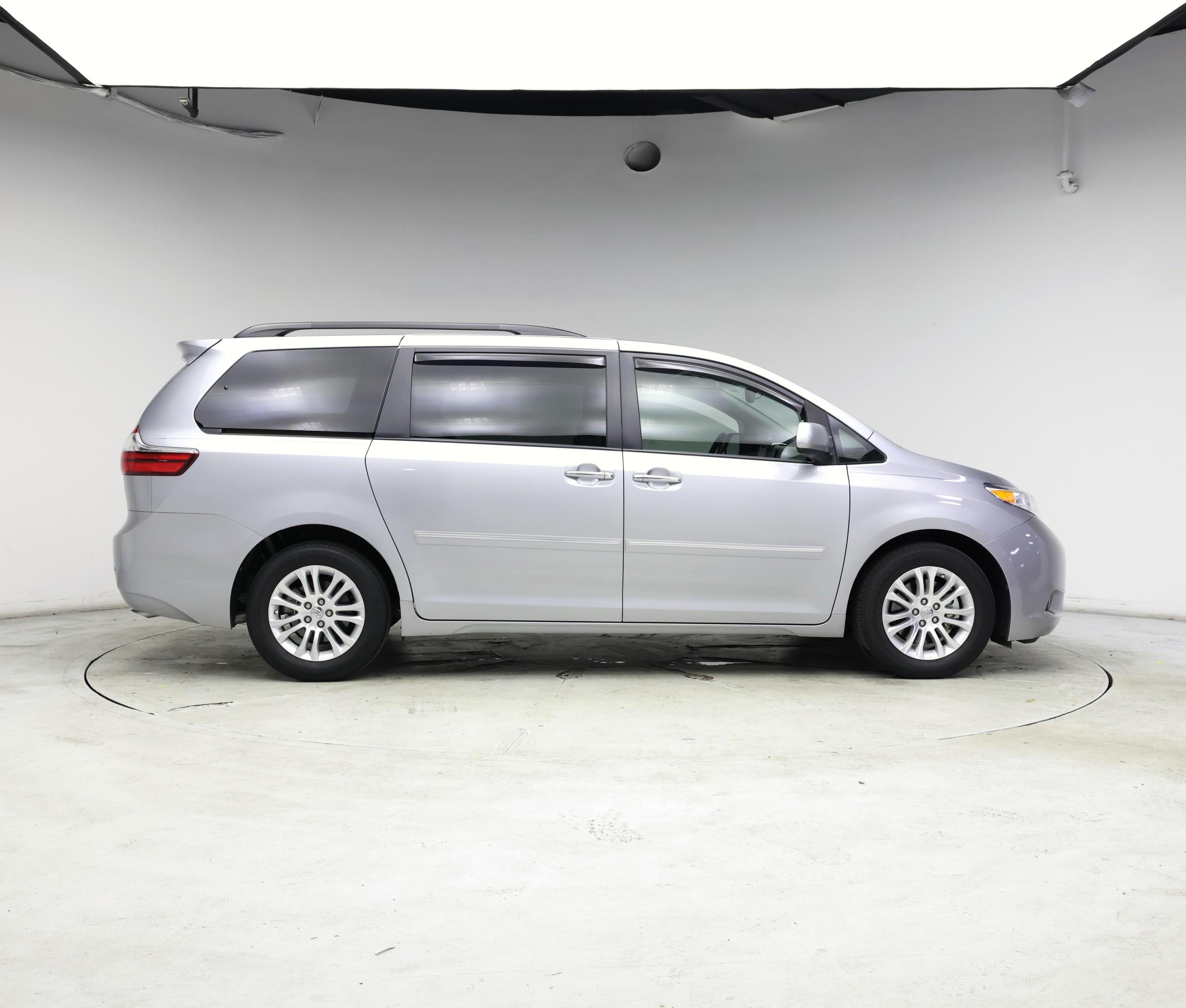 Thumbnail: 2017 Toyota Sienna - 7