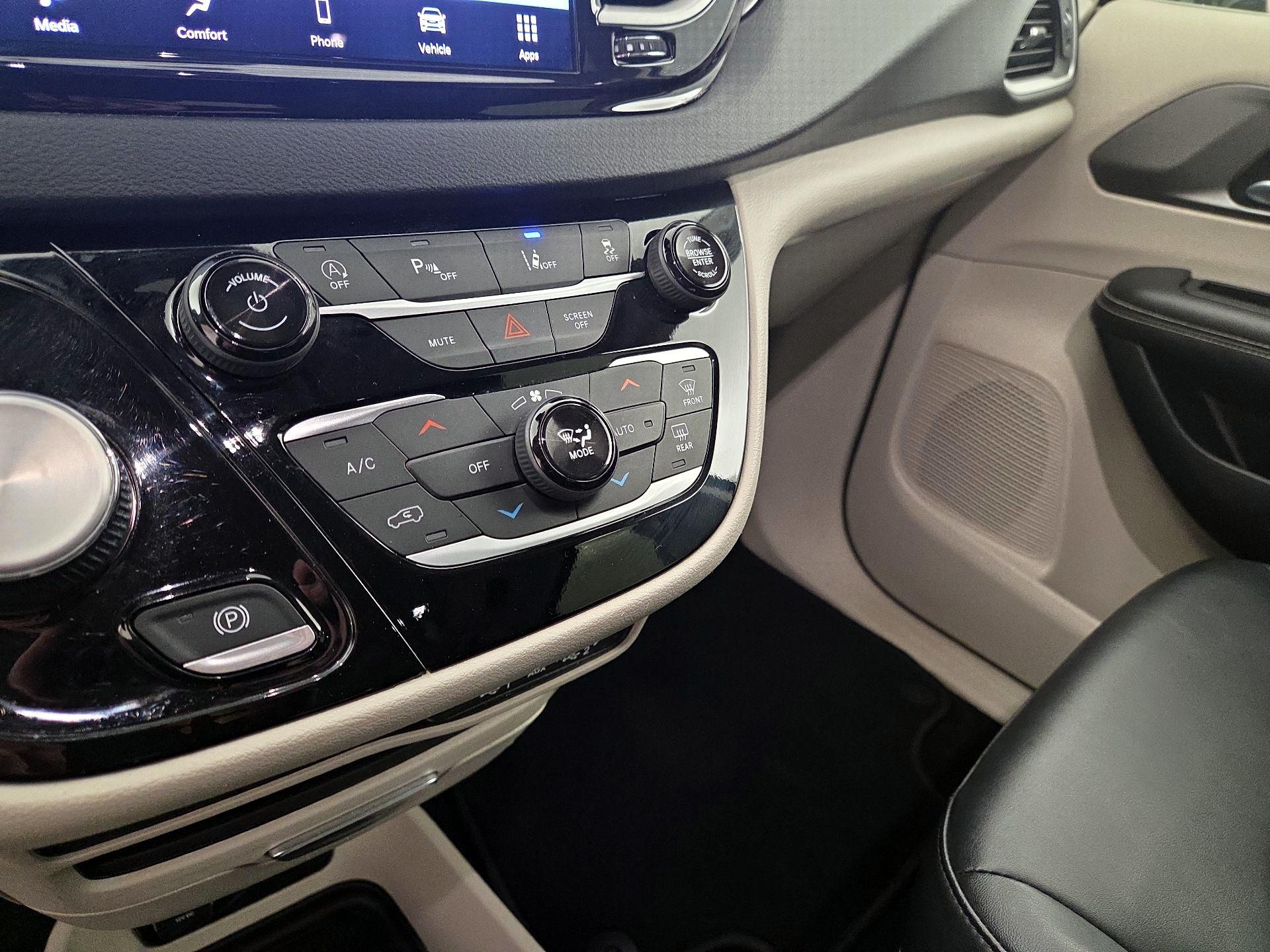 Thumbnail: 2024 Chrysler Pacifica - 16