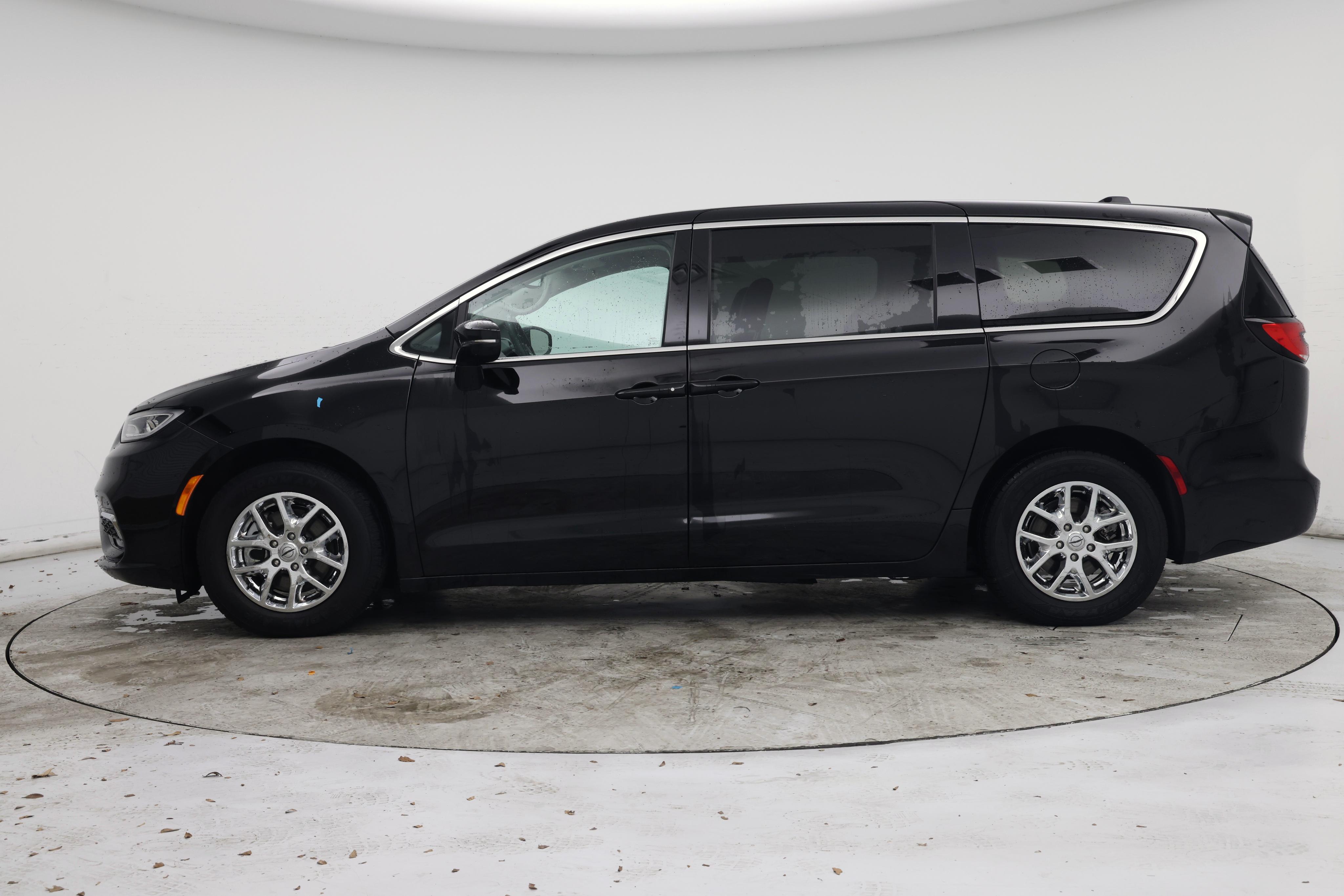 Thumbnail: 2024 Chrysler Pacifica - 3