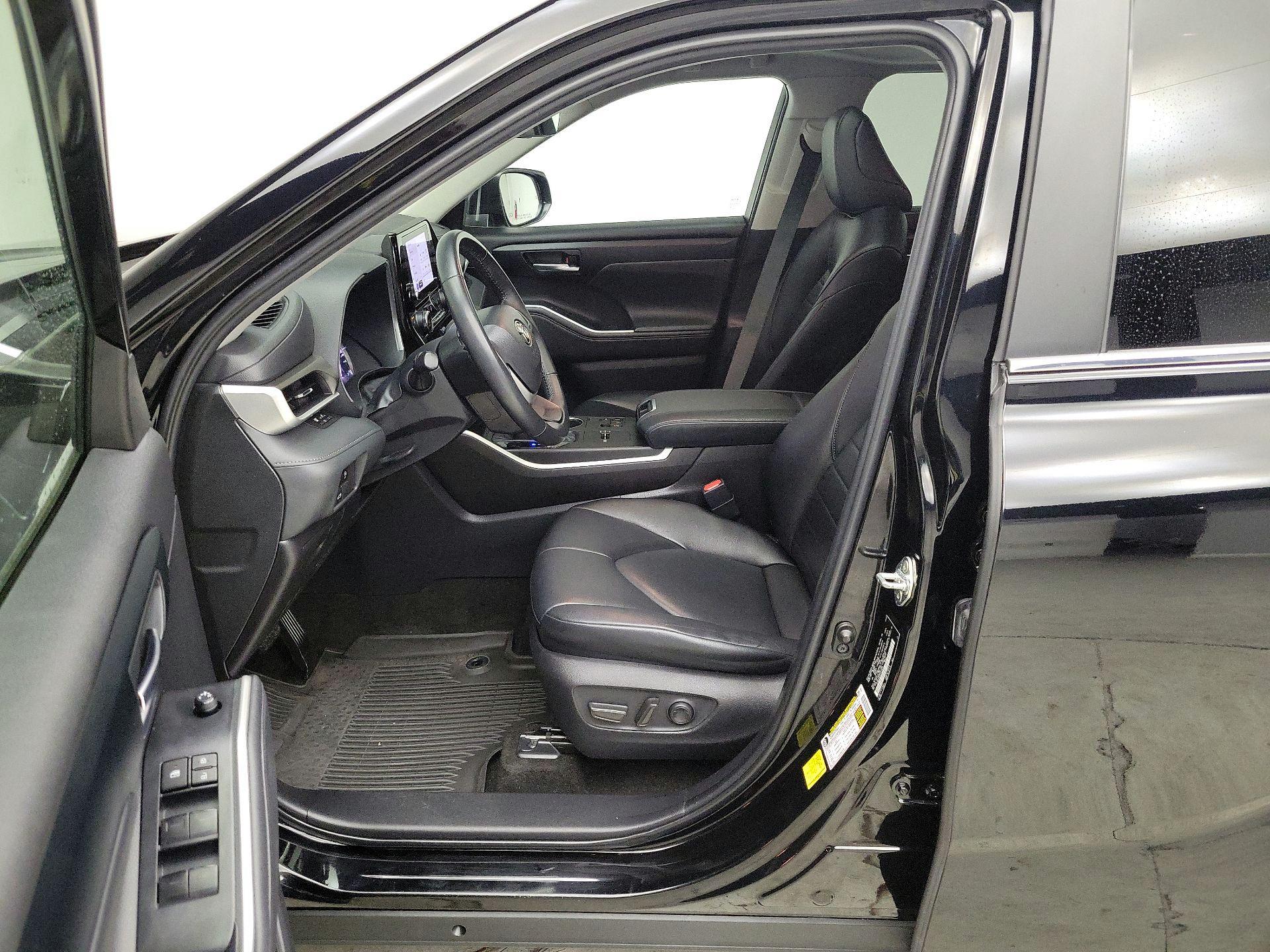 Thumbnail: 2023 Toyota Highlander - 11