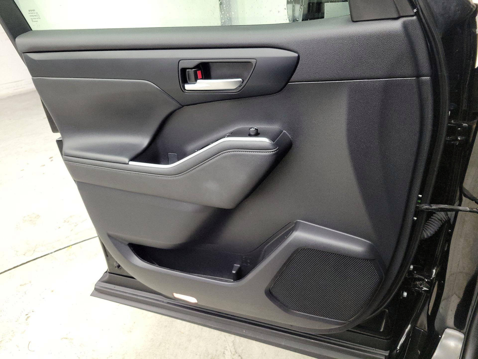 Thumbnail: 2023 Toyota Highlander - 12