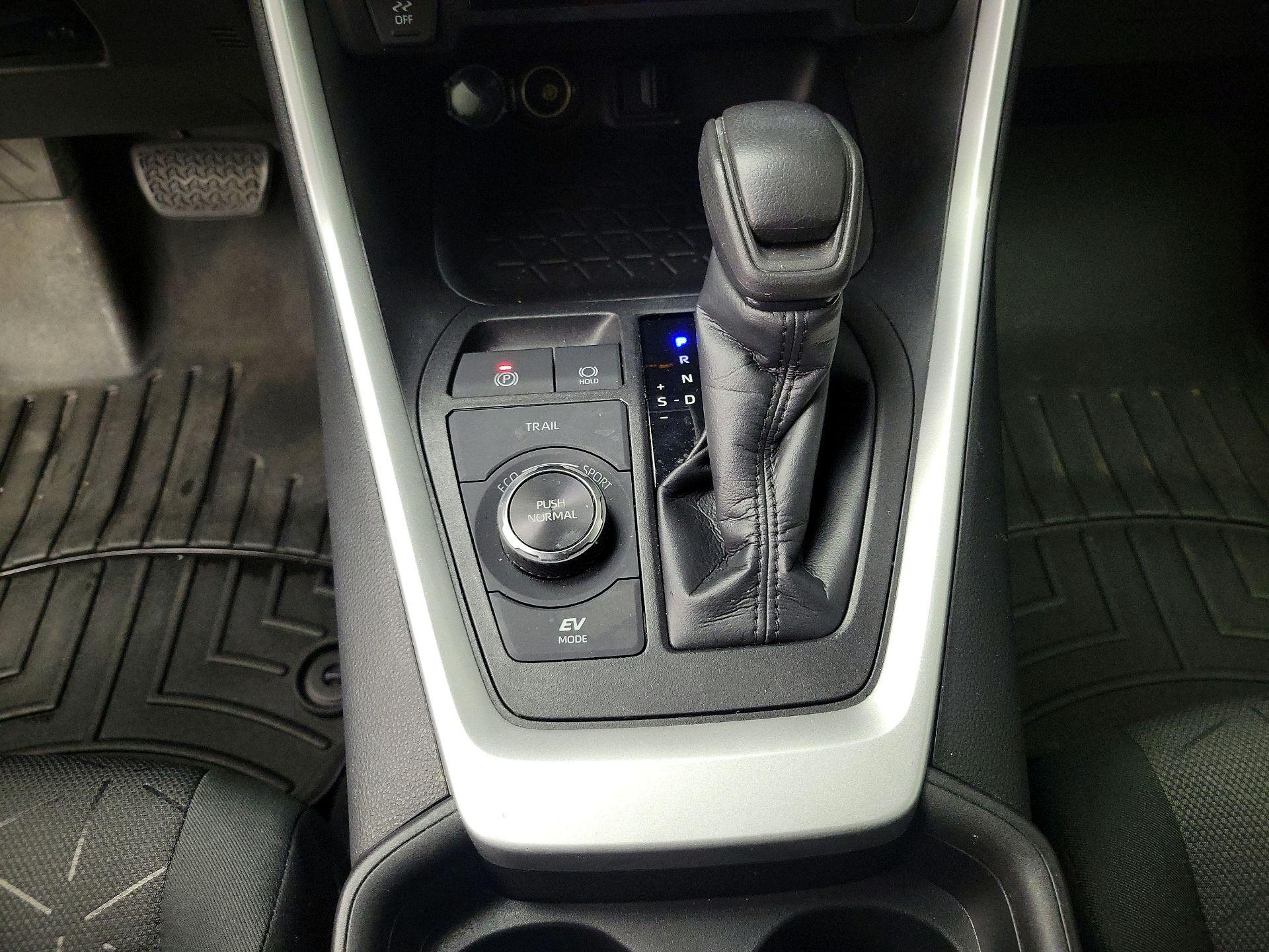 Thumbnail: 2020 Toyota RAV4 - 17