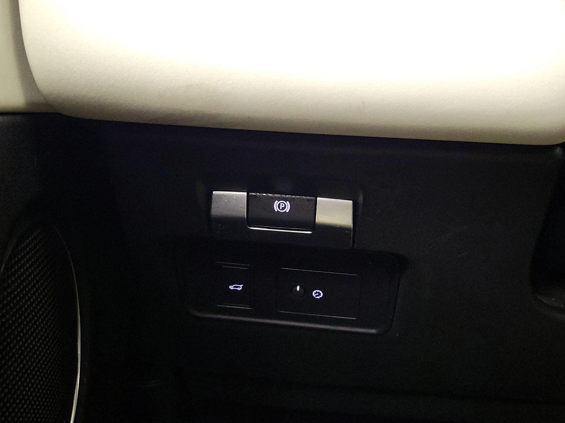 Thumbnail: 2021 Land Rover Discovery Sport - 13