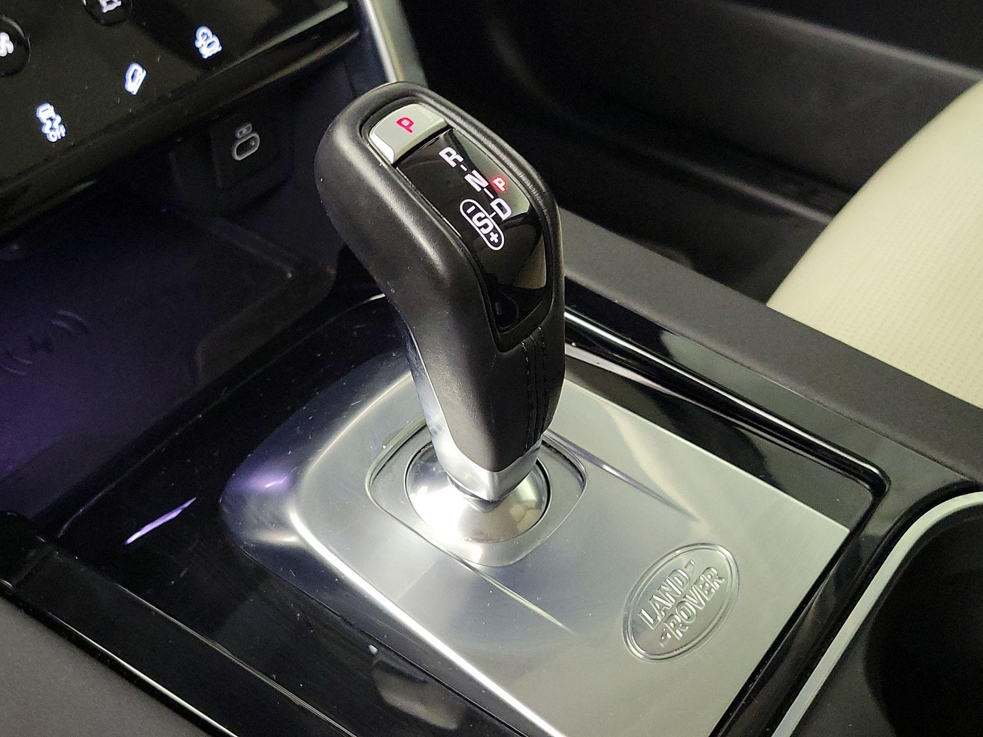 Thumbnail: 2021 Land Rover Discovery Sport - 17