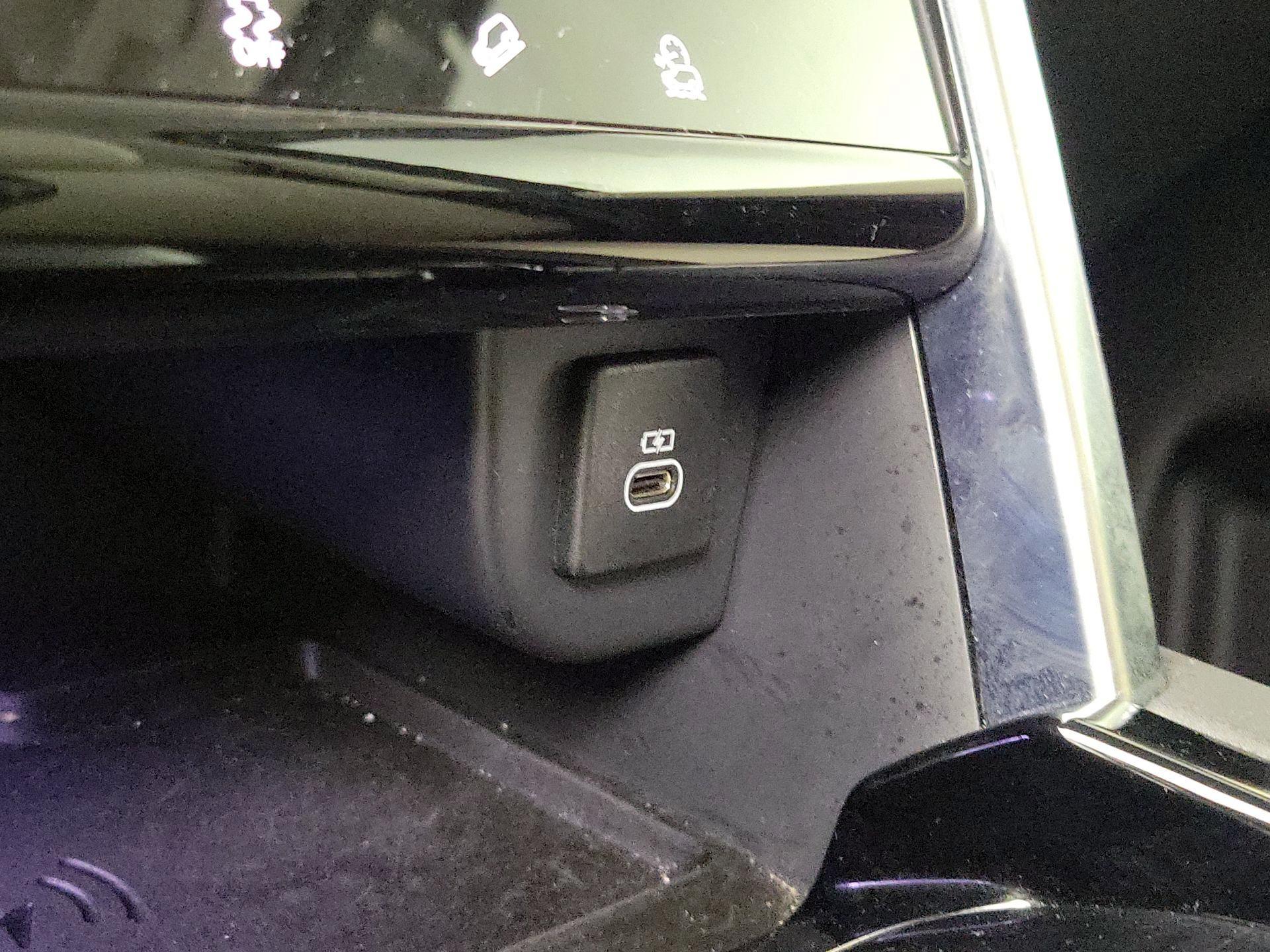 Thumbnail: 2021 Land Rover Discovery Sport - 18