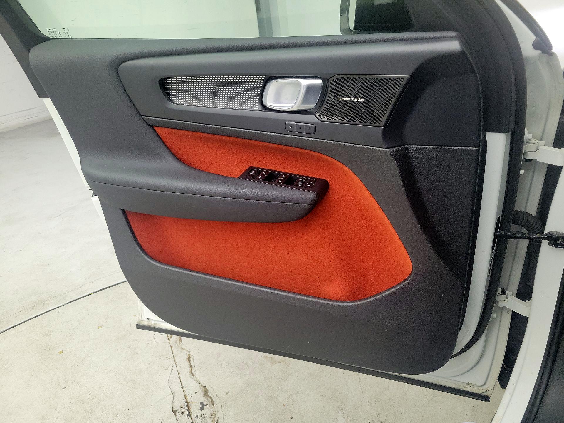 Thumbnail: 2021 Volvo XC40 - 12