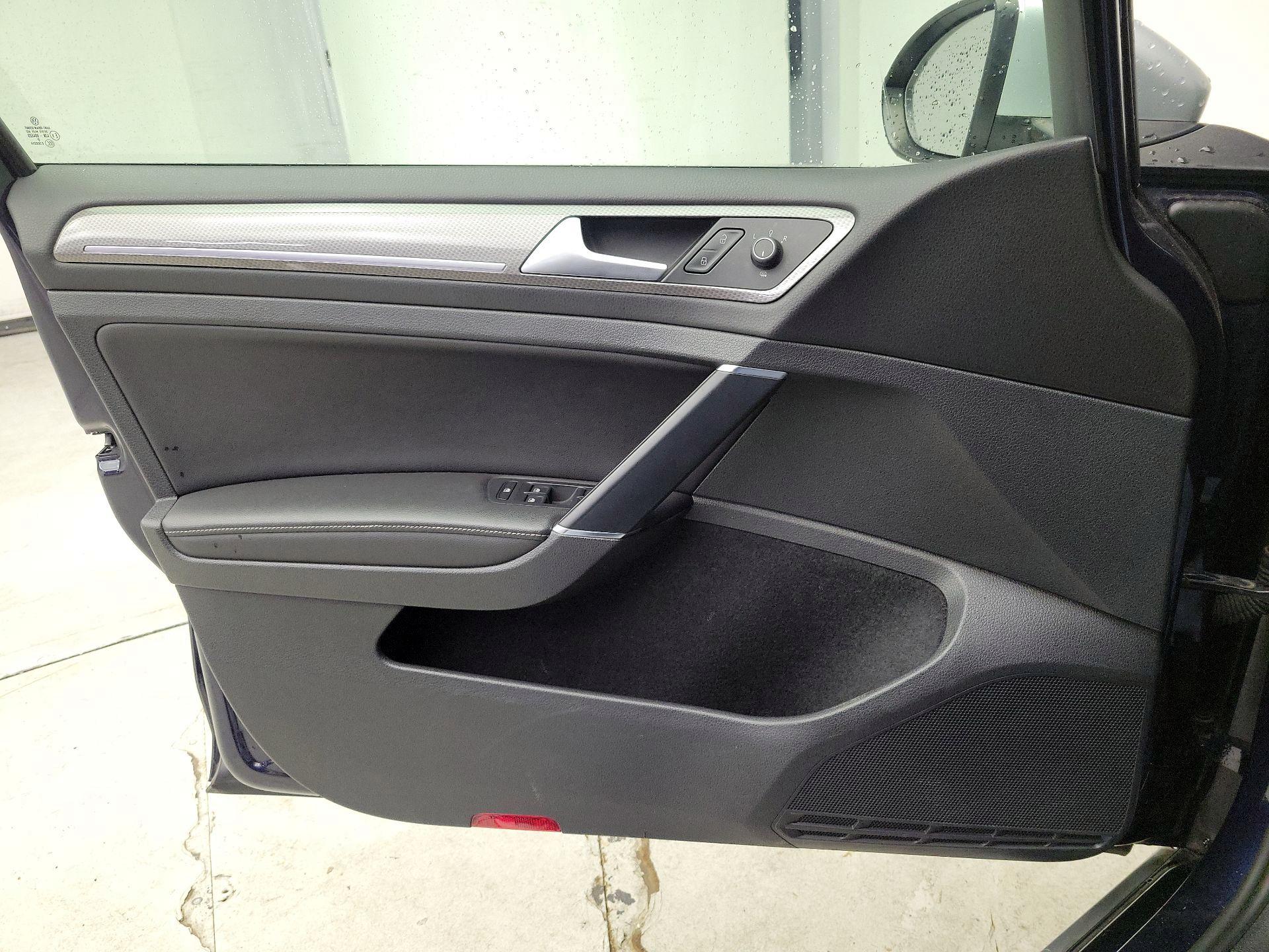 Thumbnail: 2017 Volkswagen Golf - 12