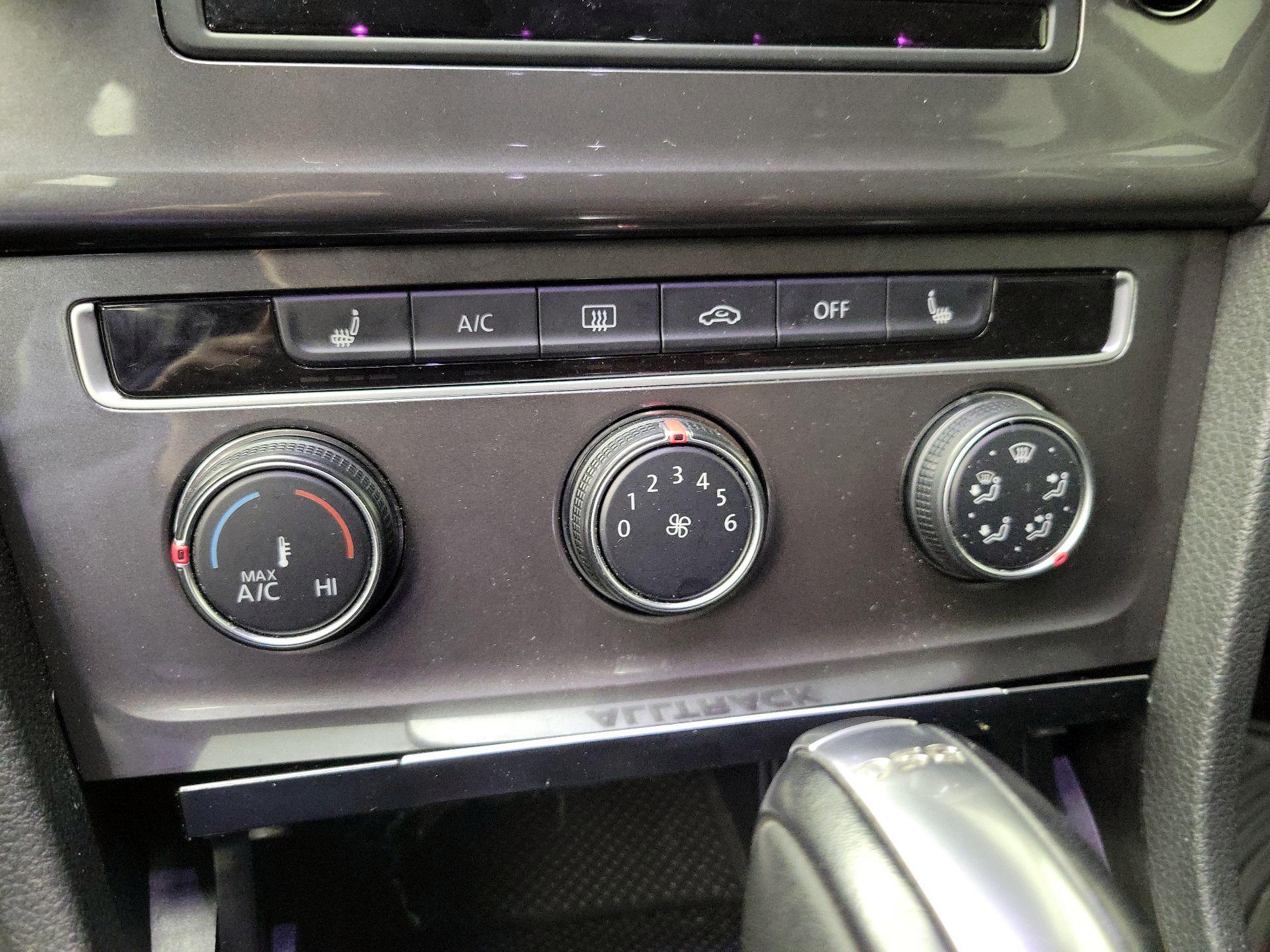 Thumbnail: 2017 Volkswagen Golf - 16