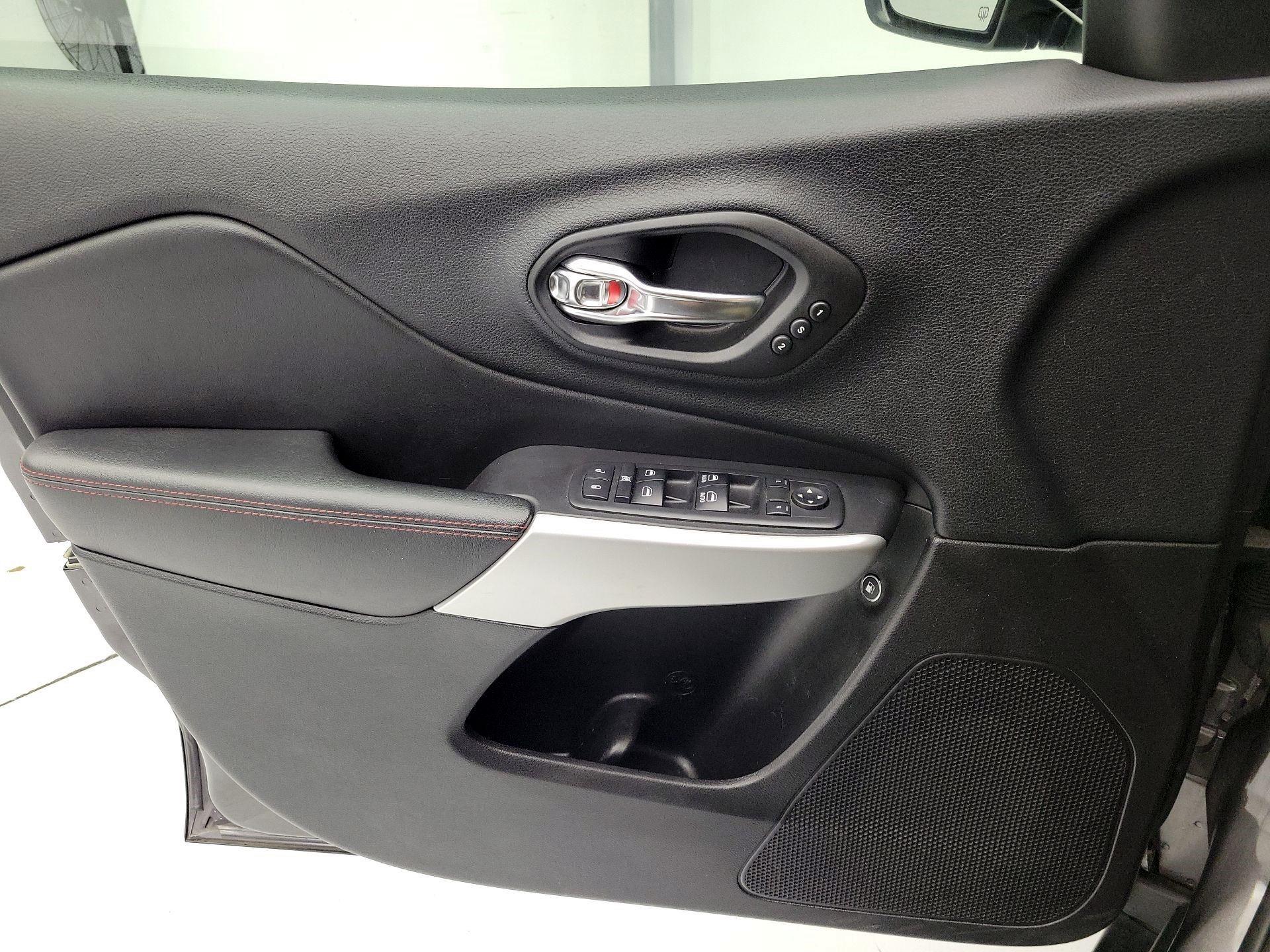 Thumbnail: 2018 Jeep Cherokee - 10