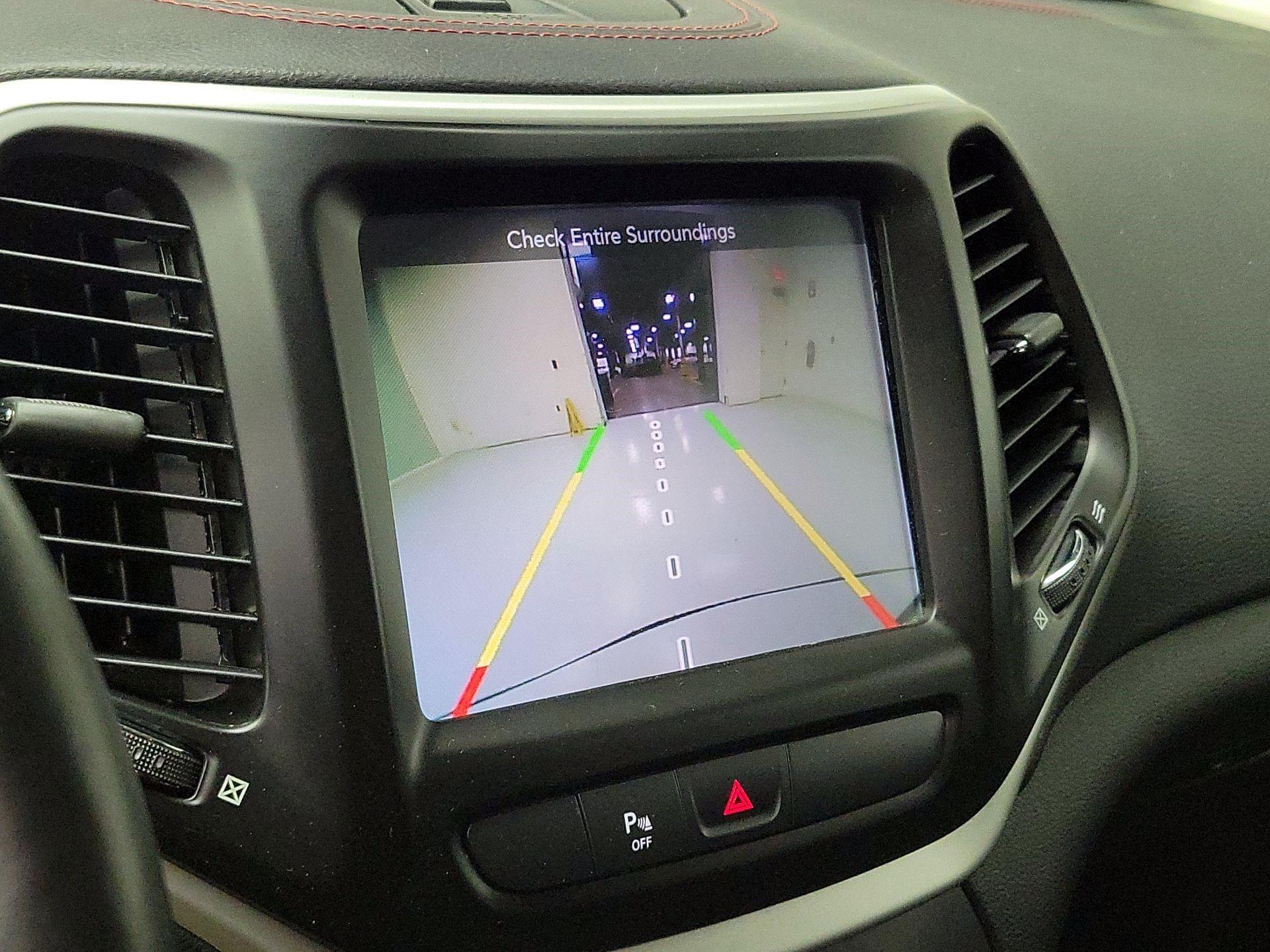 Thumbnail: 2018 Jeep Cherokee - 12