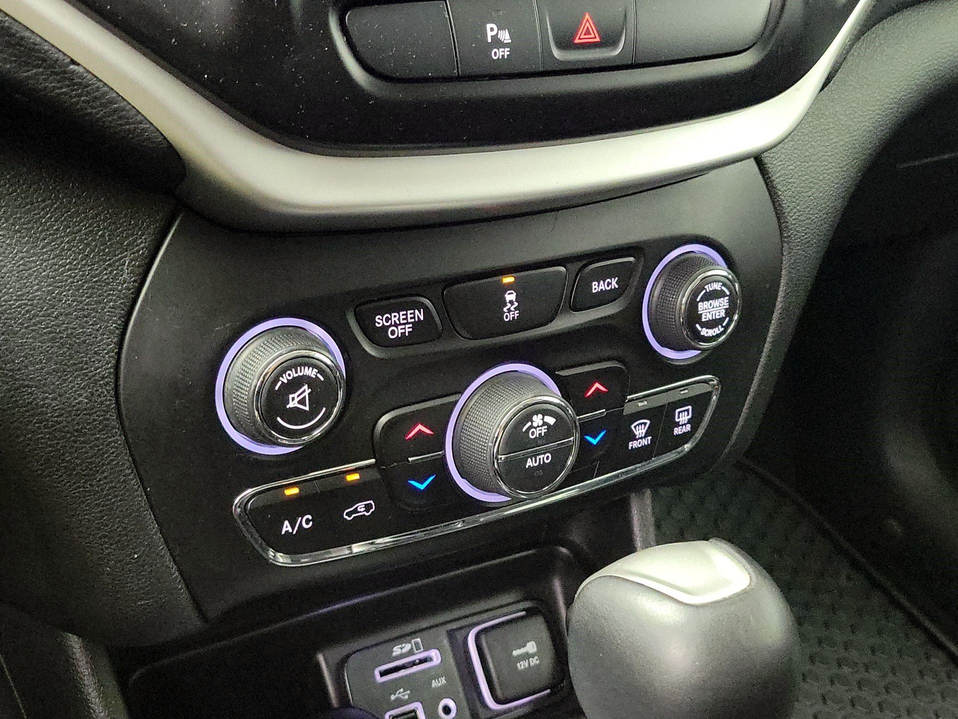 Thumbnail: 2018 Jeep Cherokee - 14