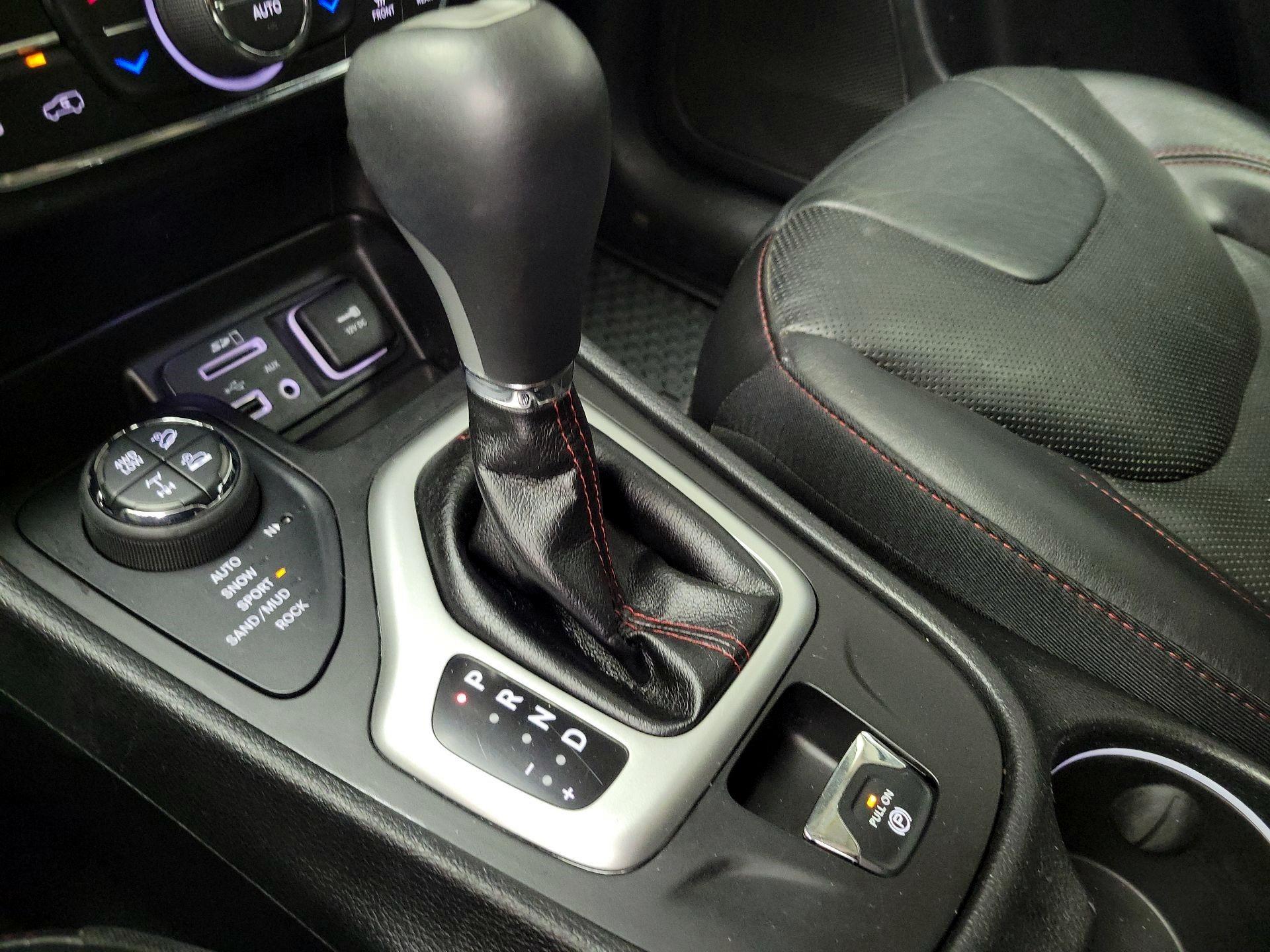 Thumbnail: 2018 Jeep Cherokee - 15