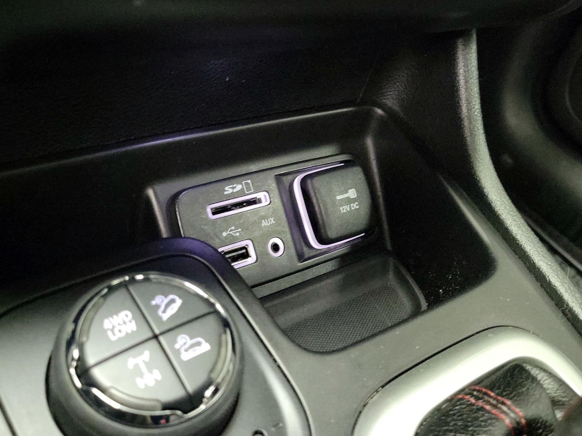 Thumbnail: 2018 Jeep Cherokee - 16