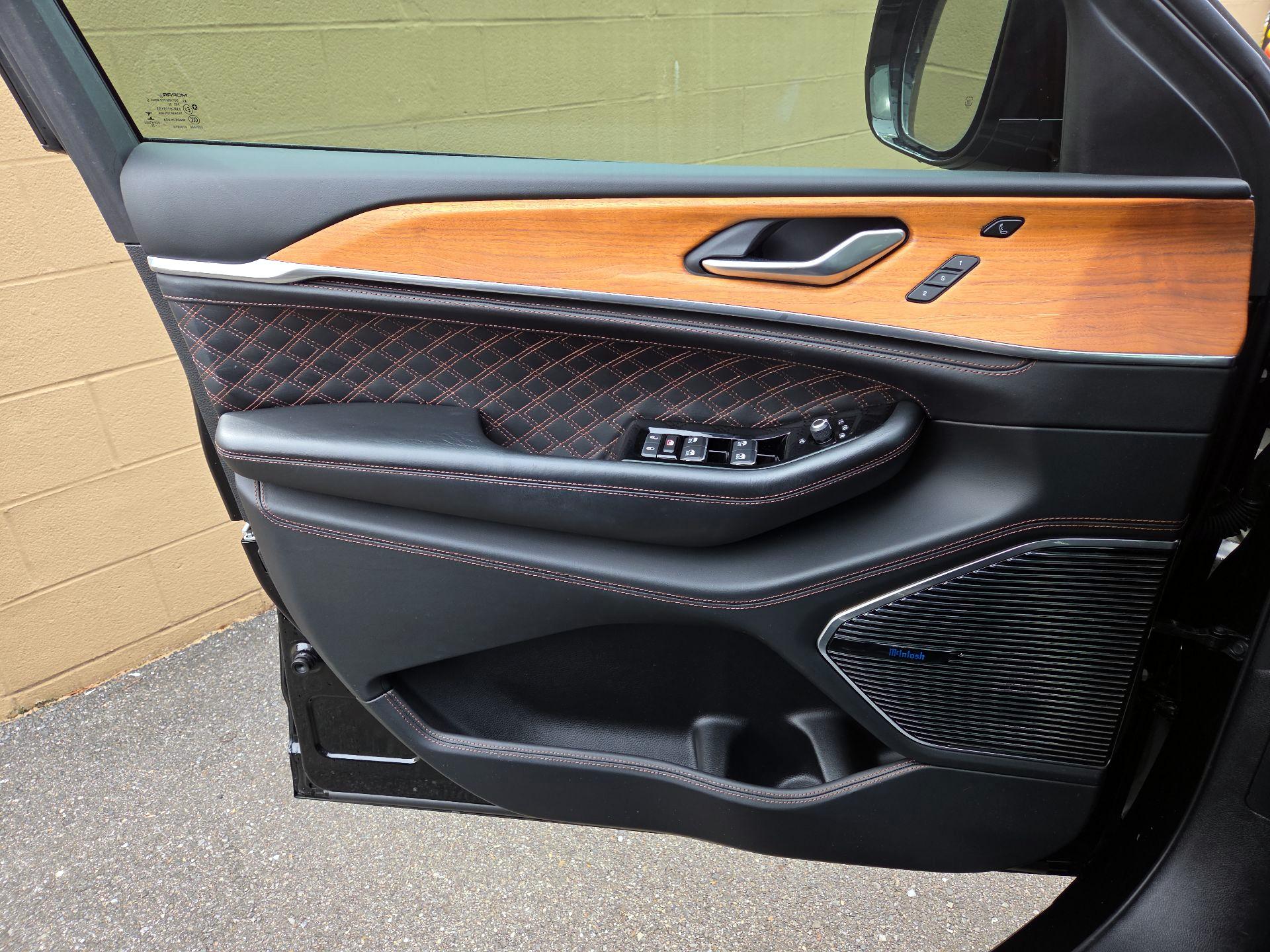 Thumbnail: 2022 Jeep Grand Cherokee - 10