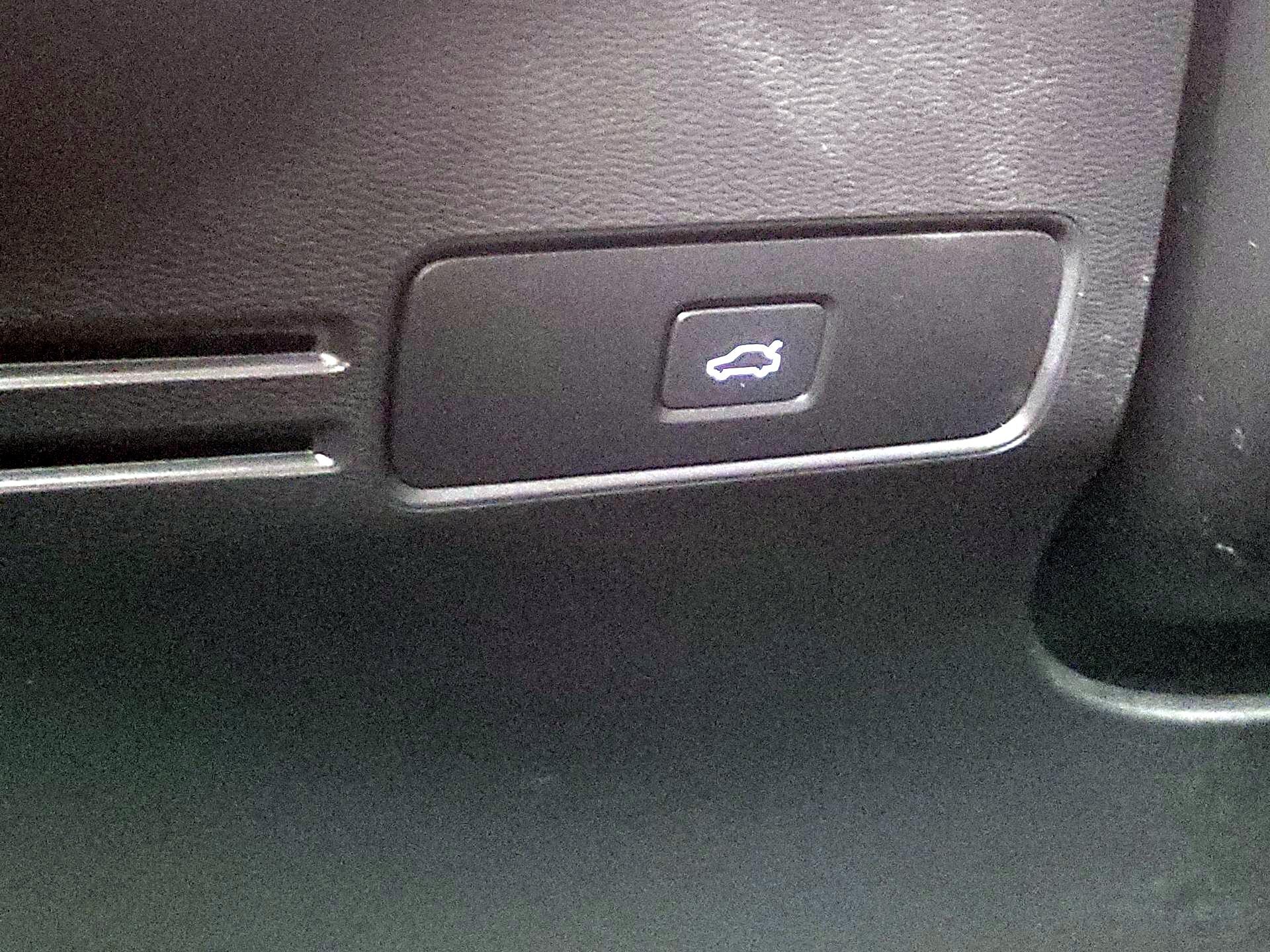 Thumbnail: 2023 Volvo XC40 - 13