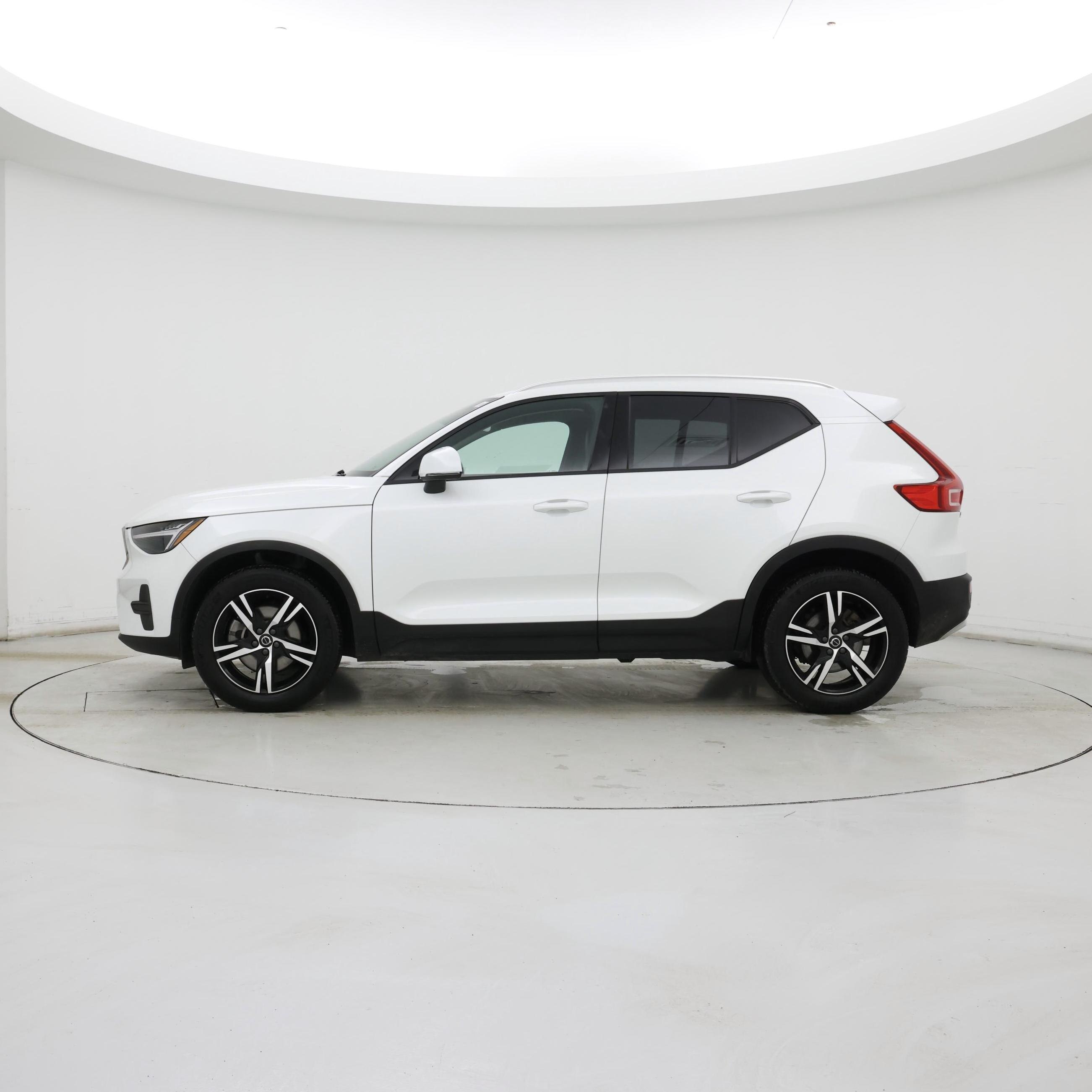 Thumbnail: 2023 Volvo XC40 - 3