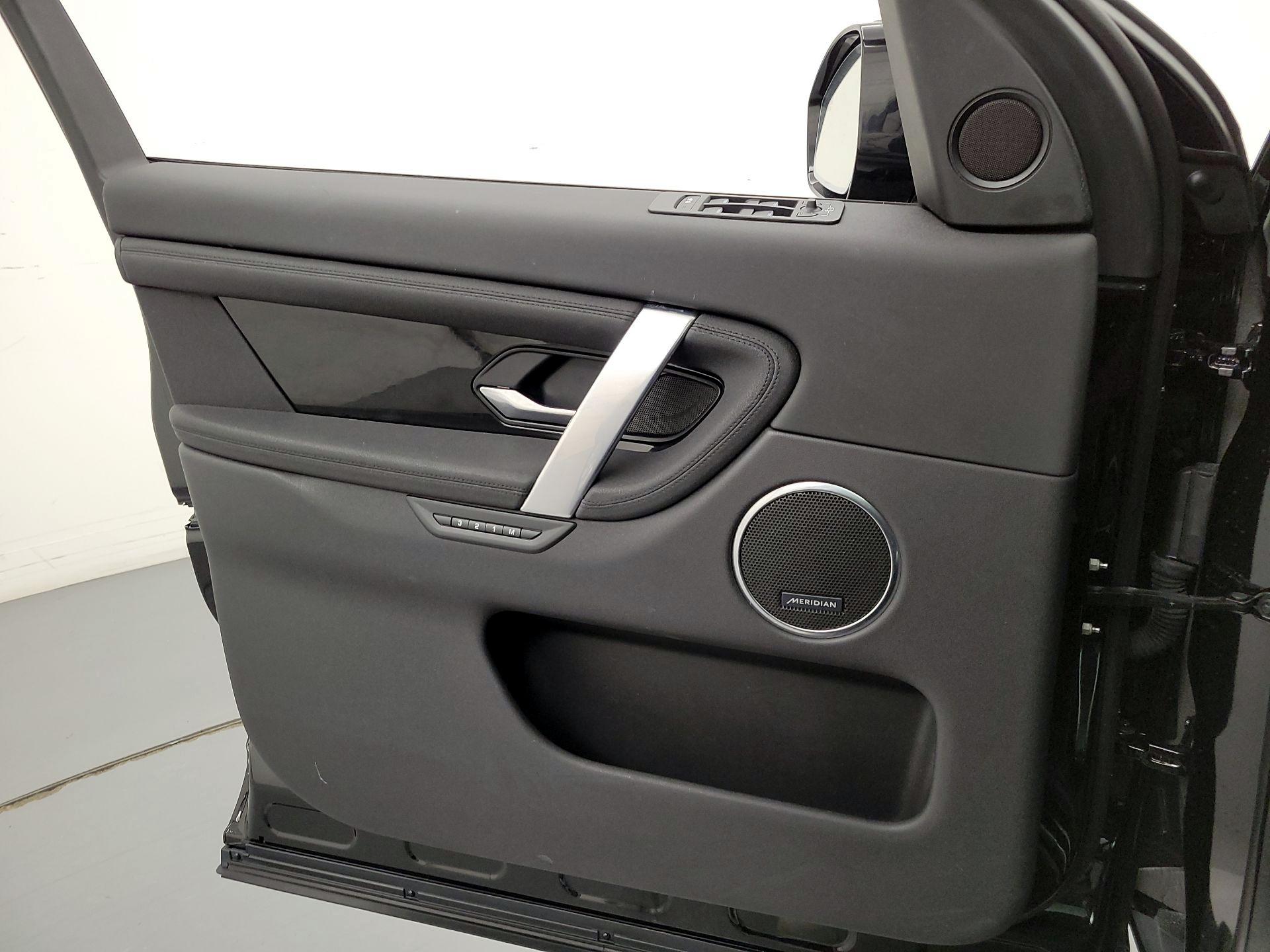 Thumbnail: 2020 Land Rover Discovery Sport - 12