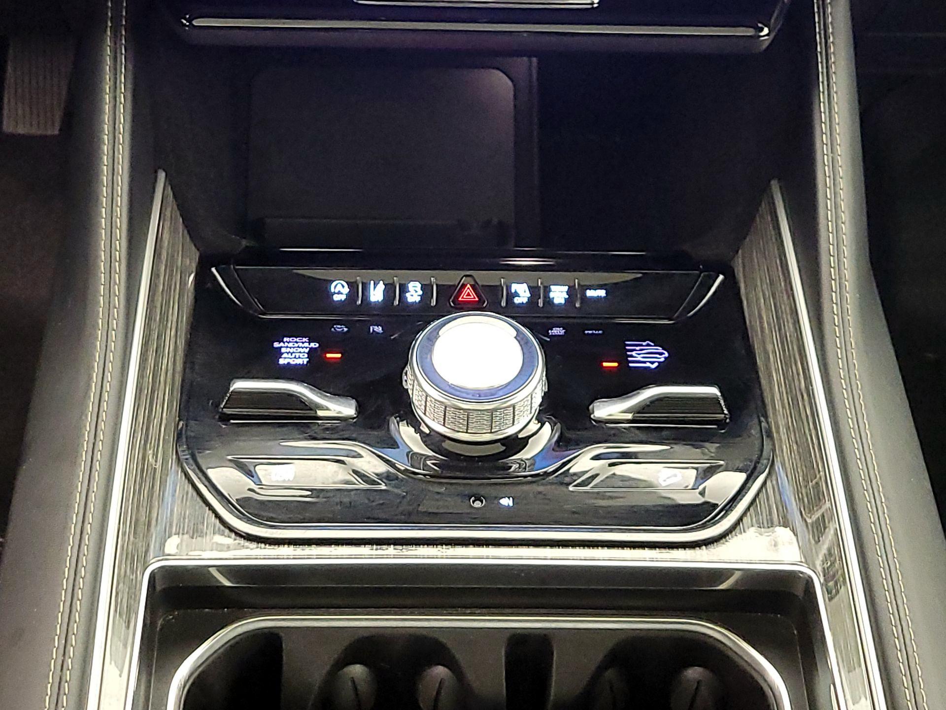 Thumbnail: 2022 Jeep Wagoneer - 18