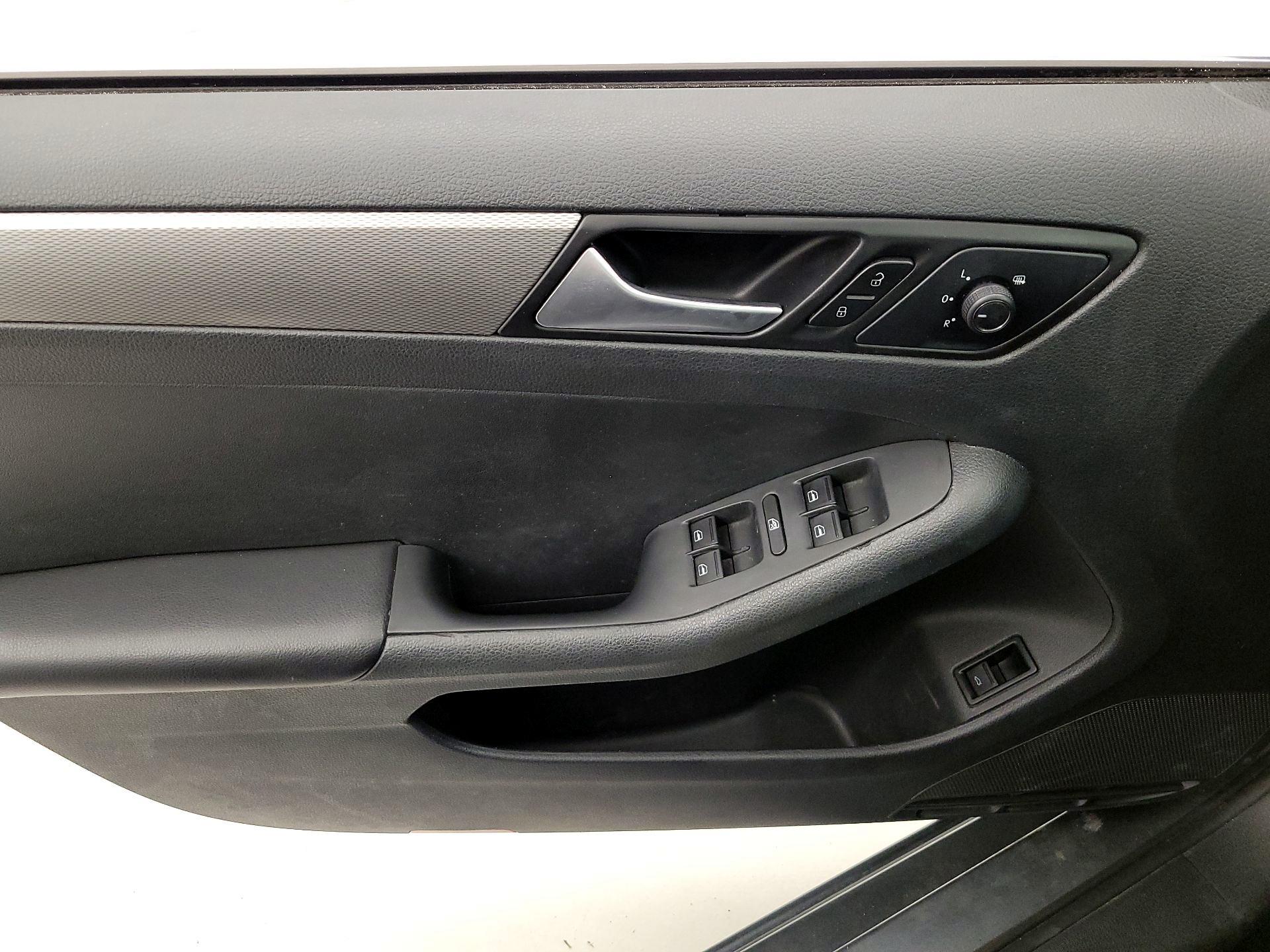 Thumbnail: 2017 Volkswagen Jetta - 12