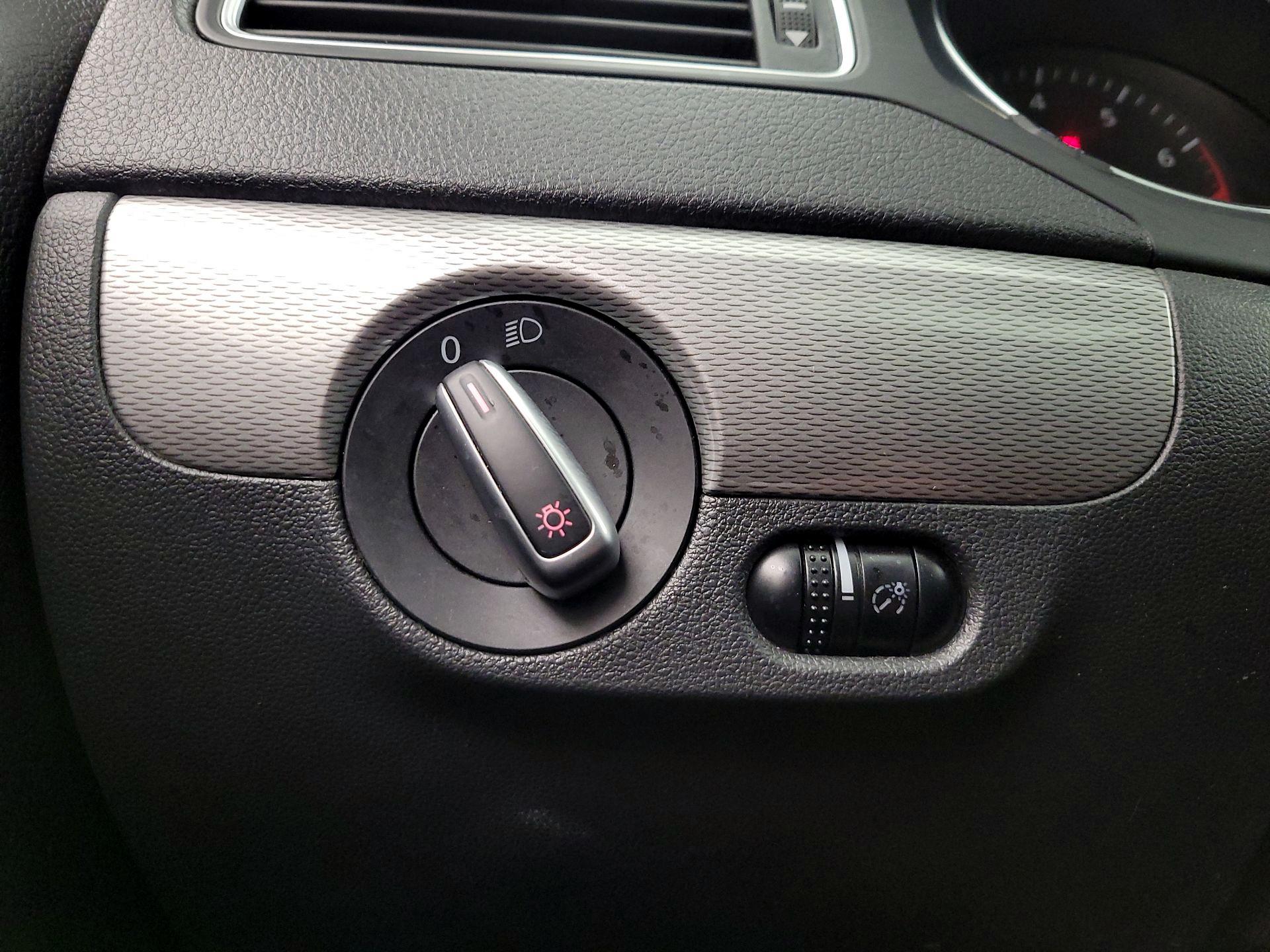 Thumbnail: 2017 Volkswagen Jetta - 13