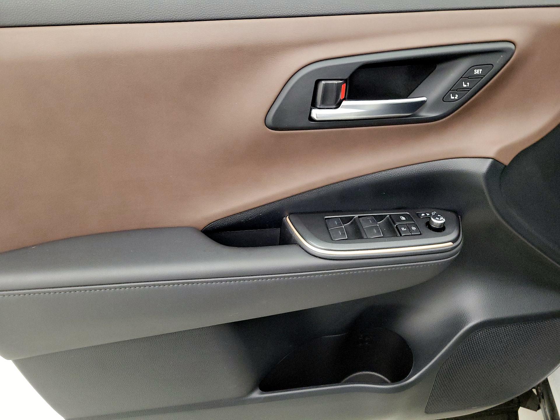 Thumbnail: 2023 Toyota Crown - 12