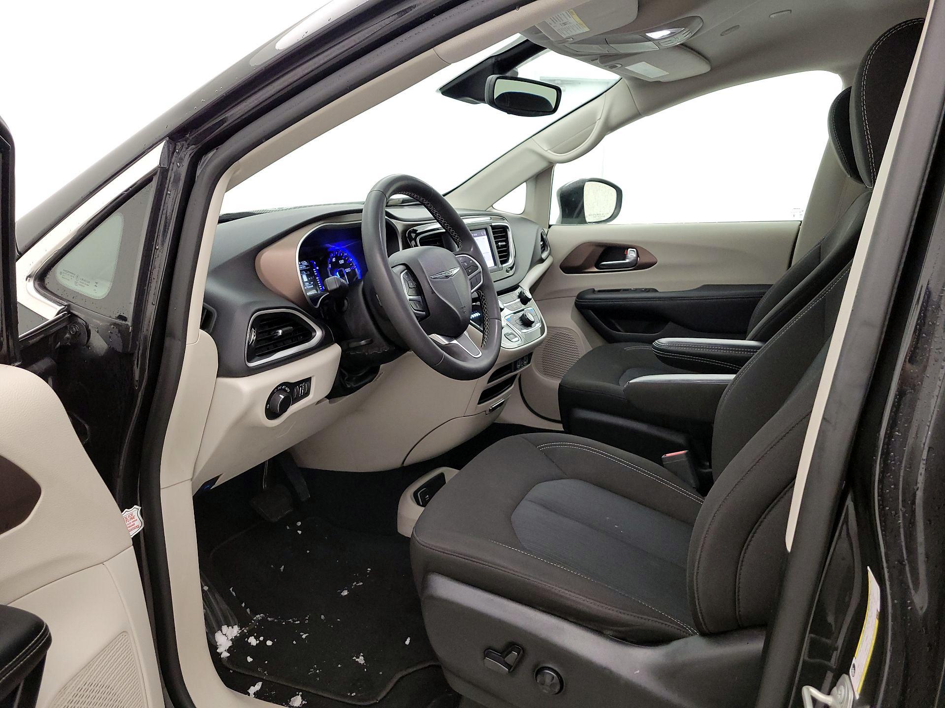 Thumbnail: 2023 Chrysler Voyager - 11