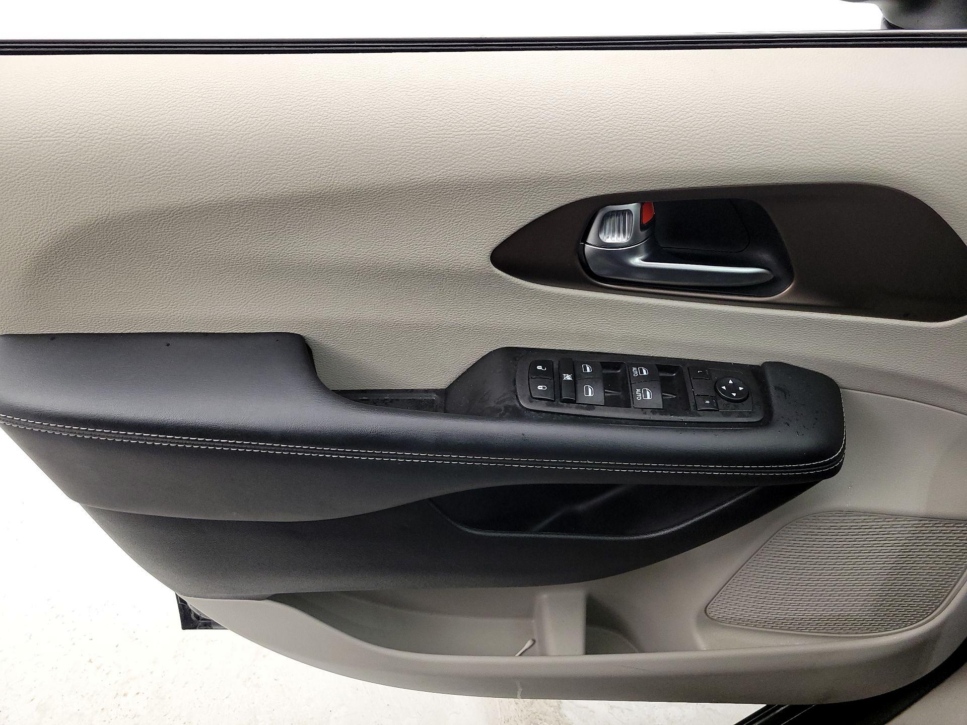 Thumbnail: 2023 Chrysler Voyager - 12