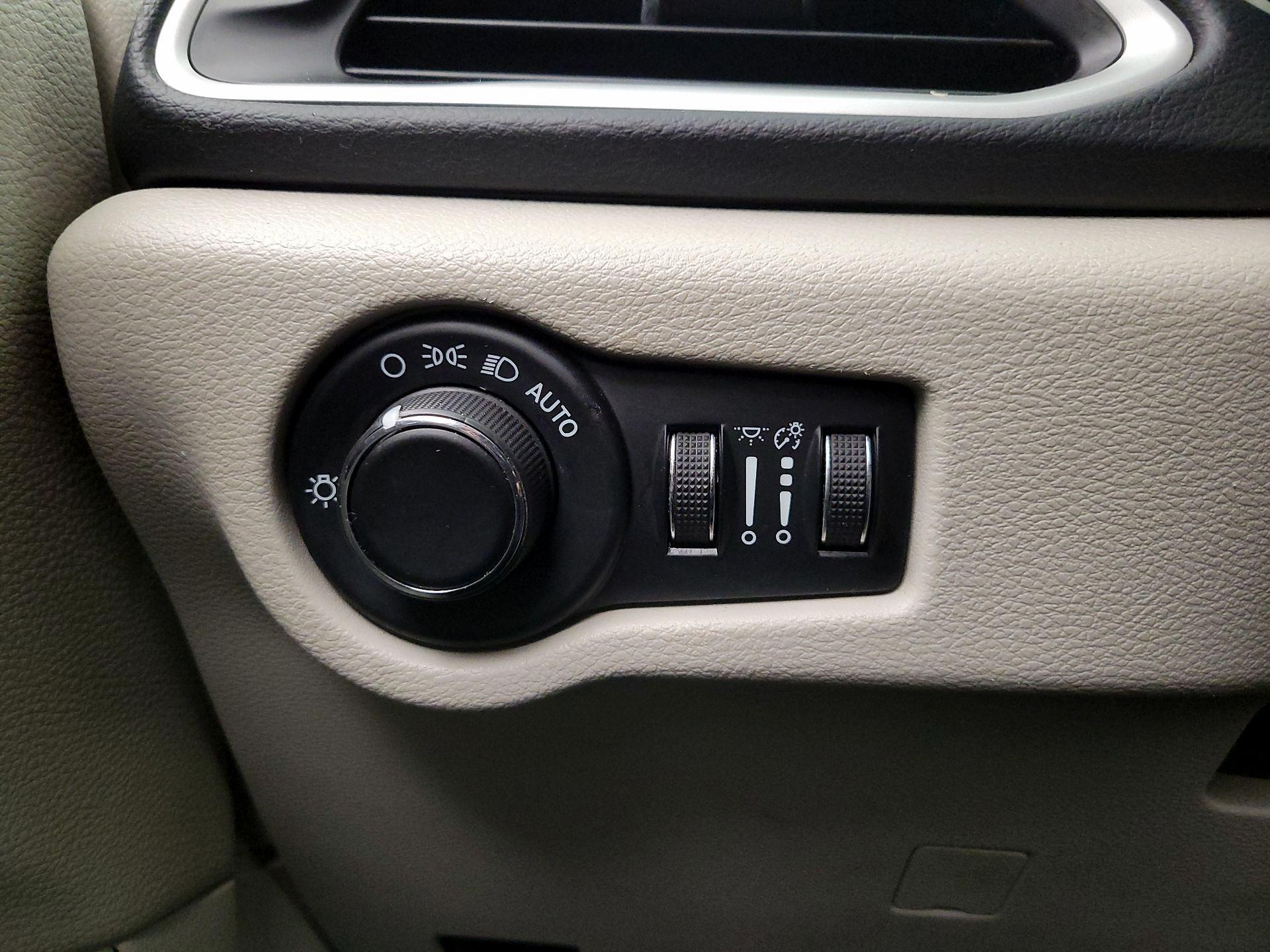 Thumbnail: 2023 Chrysler Voyager - 13