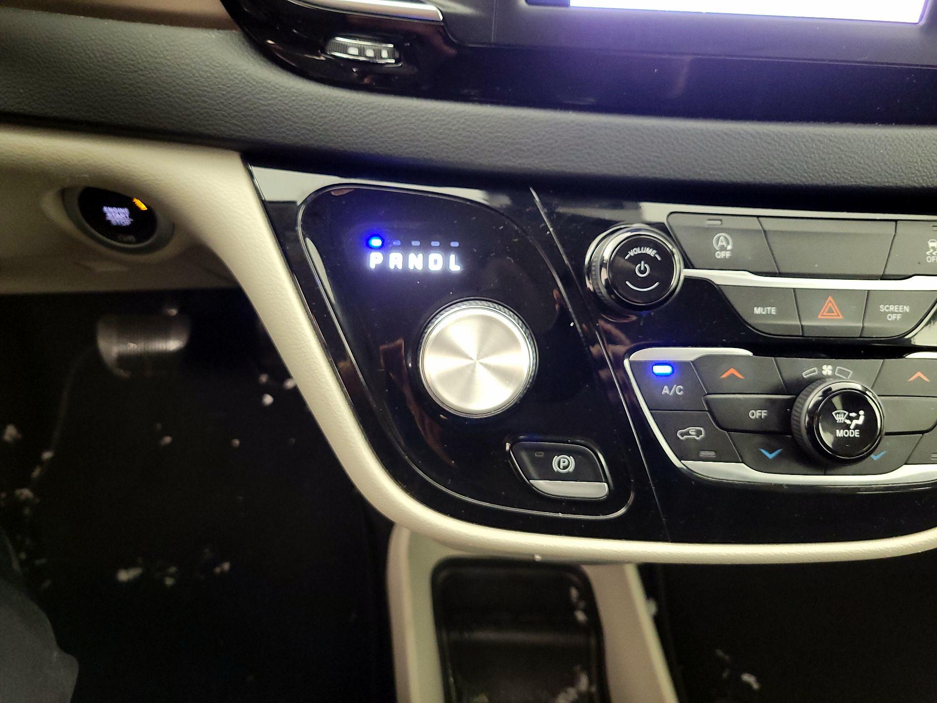 Thumbnail: 2023 Chrysler Voyager - 17