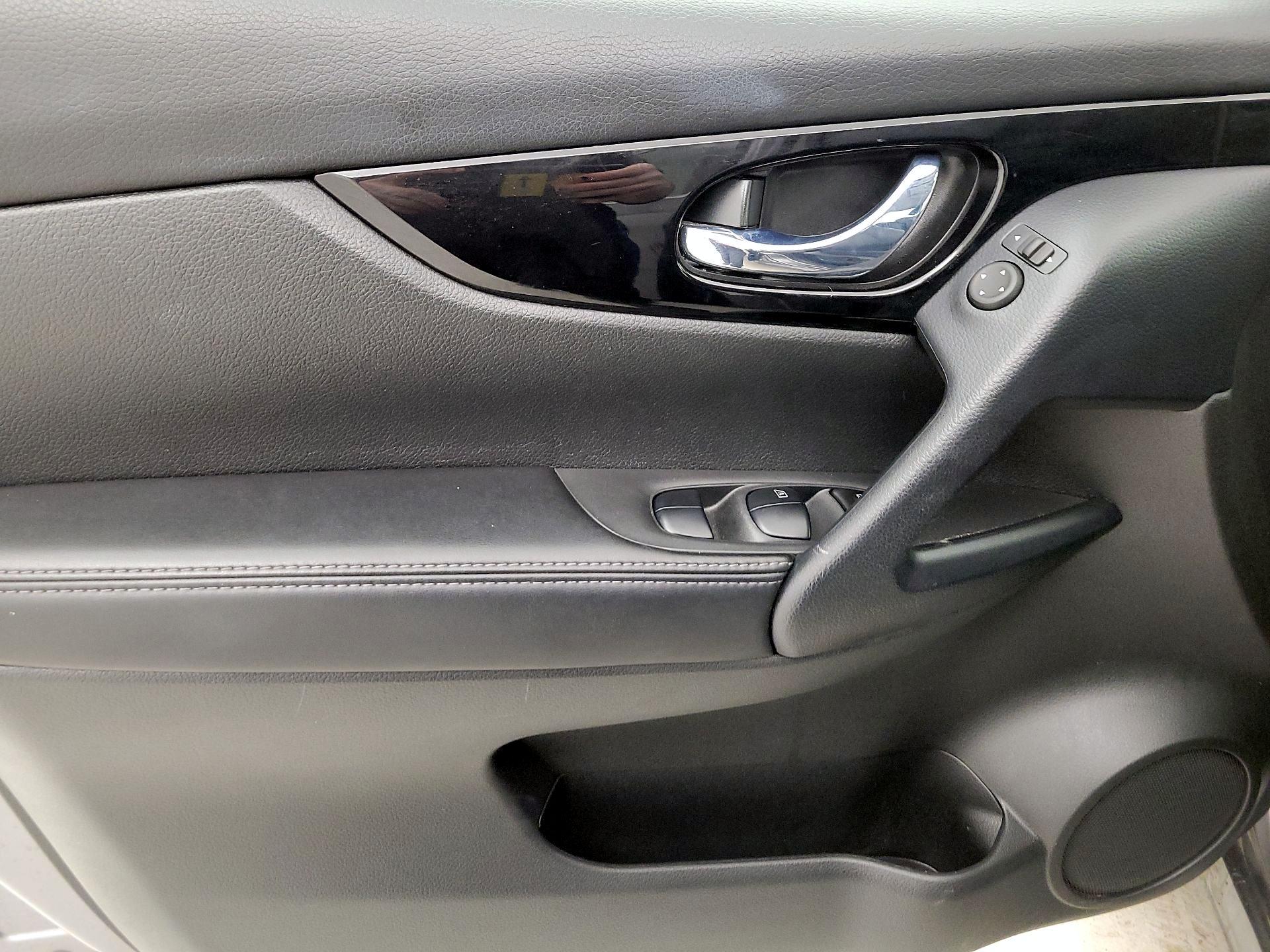 Thumbnail: 2021 Nissan Rogue Sport - 12