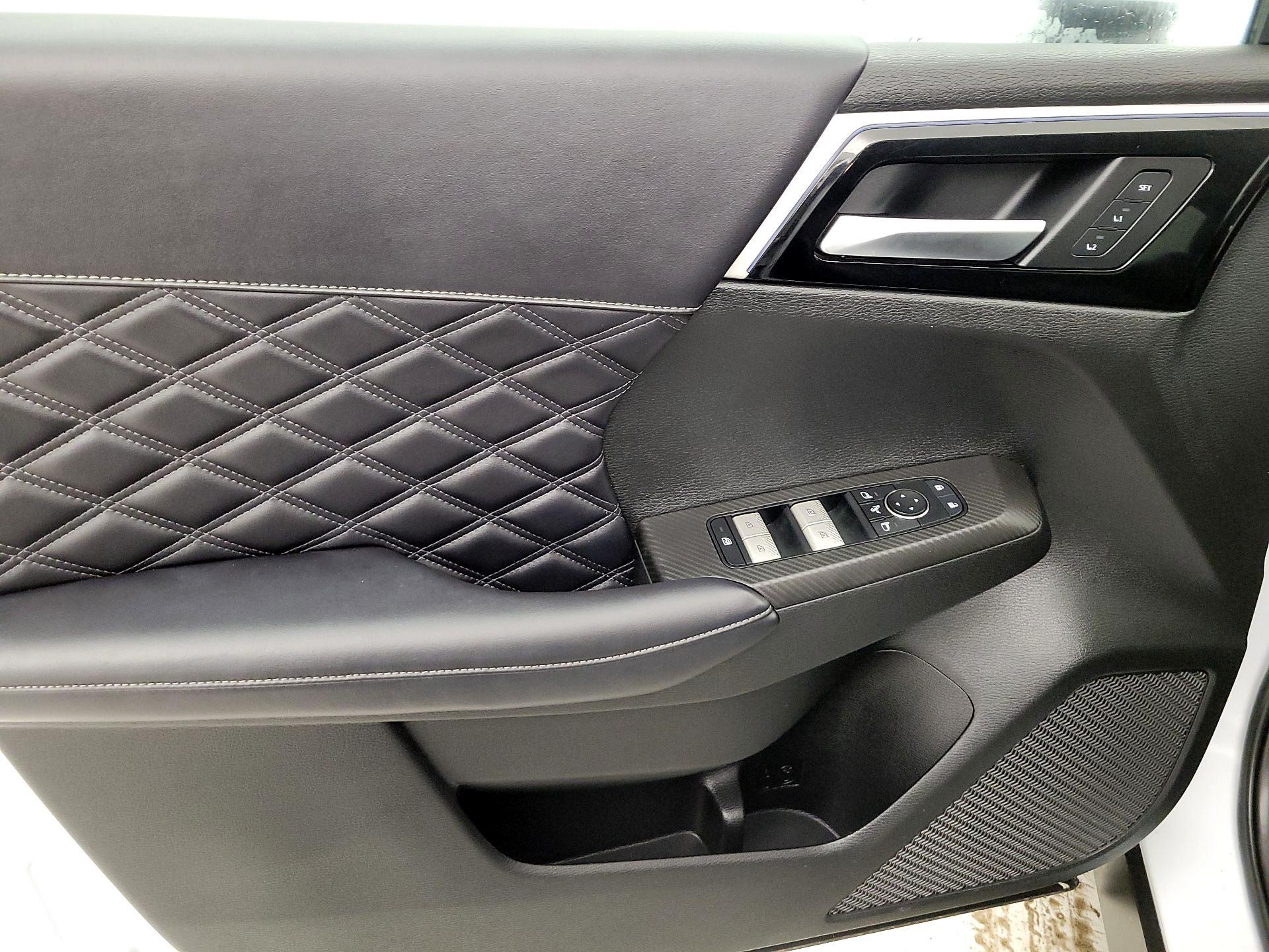 Thumbnail: 2023 Mitsubishi Outlander - 12