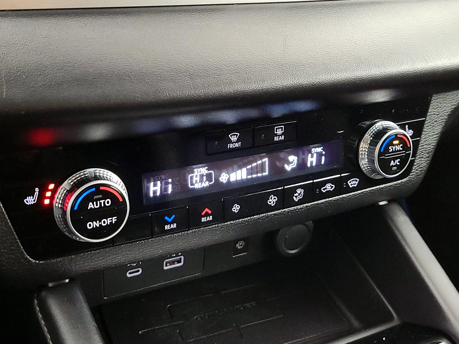 Thumbnail: 2023 Mitsubishi Outlander - 17