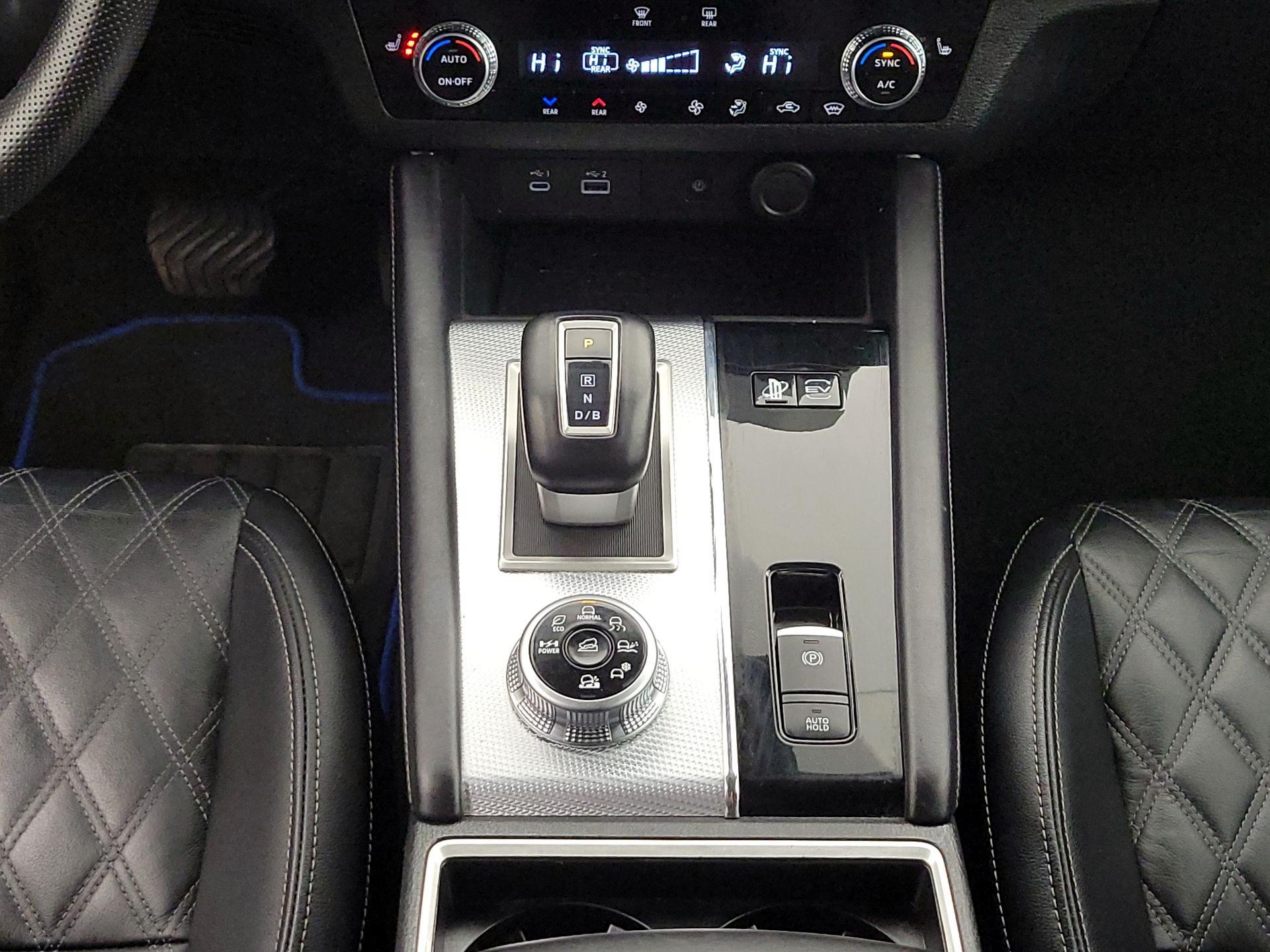 Thumbnail: 2023 Mitsubishi Outlander - 18