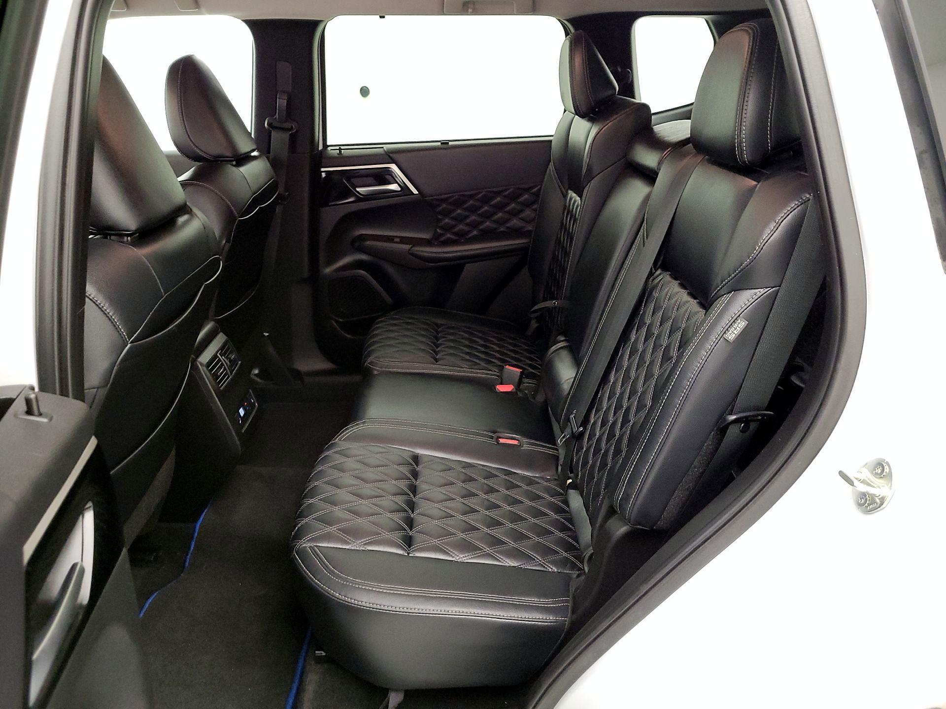 Thumbnail: 2023 Mitsubishi Outlander - 20